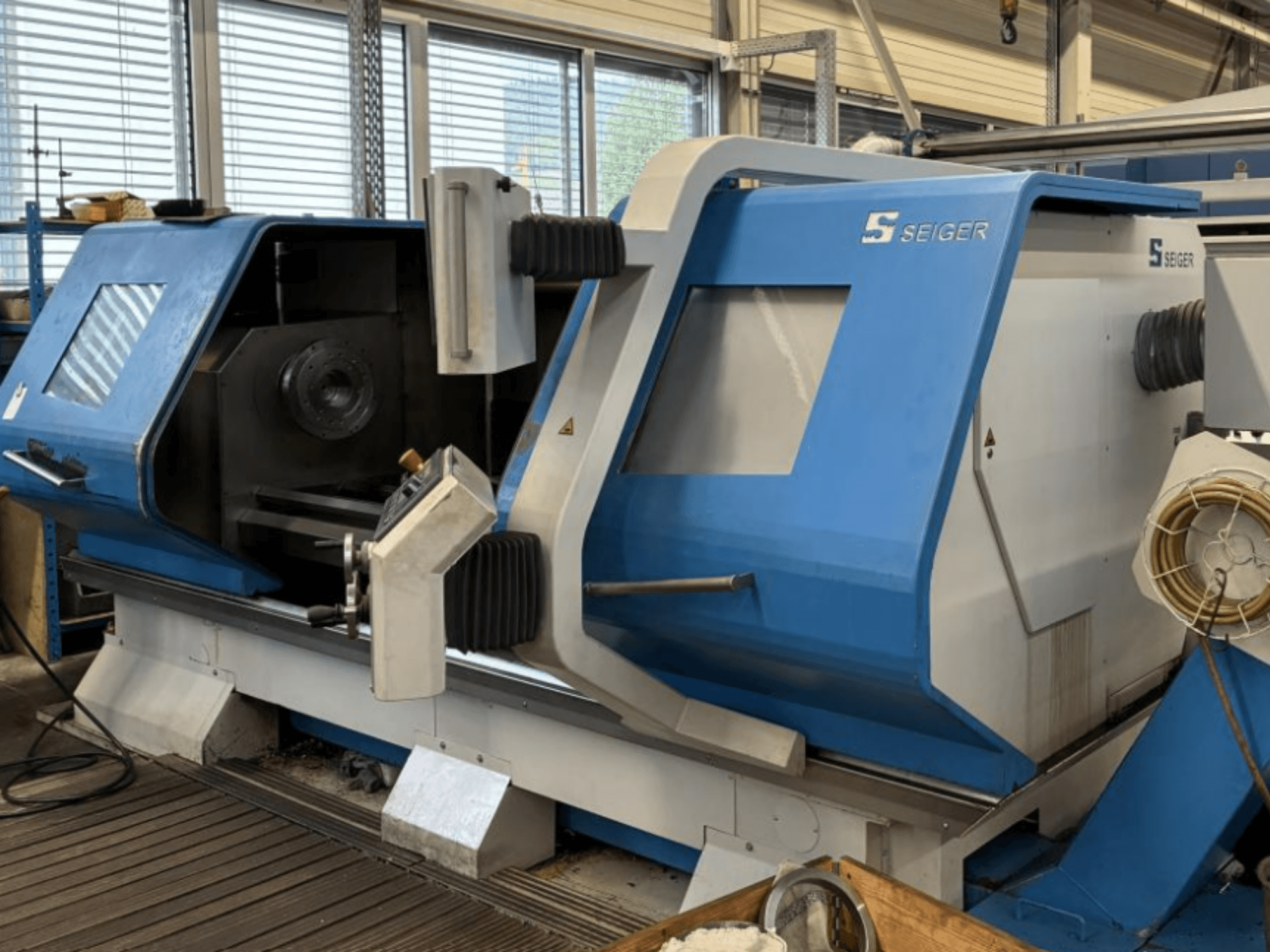 SEIGER SLZ-620E -vaakasuora sorvi, etunäkymä, jossa näkyvät ohjauspaneeli ja pääkaran alue.
