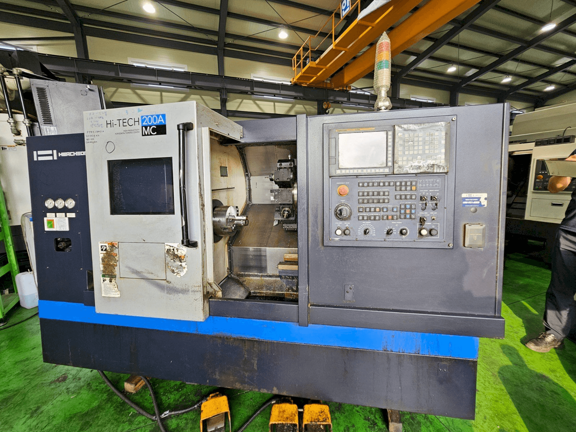 Koneen HWACHEON Hi-Tech 200A MC etunäkymä