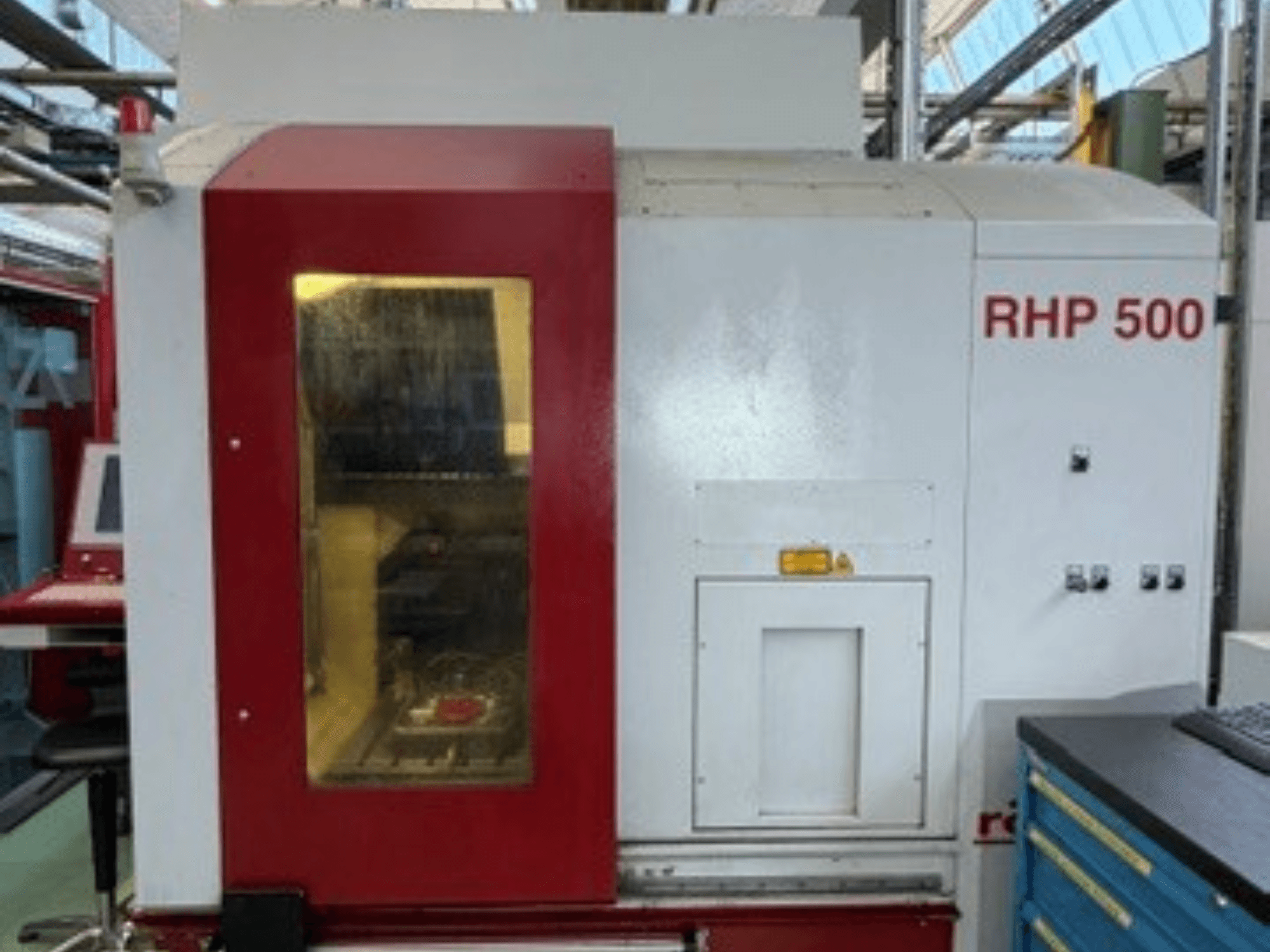 Rödersin TEC RHP 500 -pystykoneistuskeskus, etunäkymä, jossa näkyy ohjauspaneeli ja läpinäkyvä ikkuna, jonka läpi näkyy koneen sisätilat.