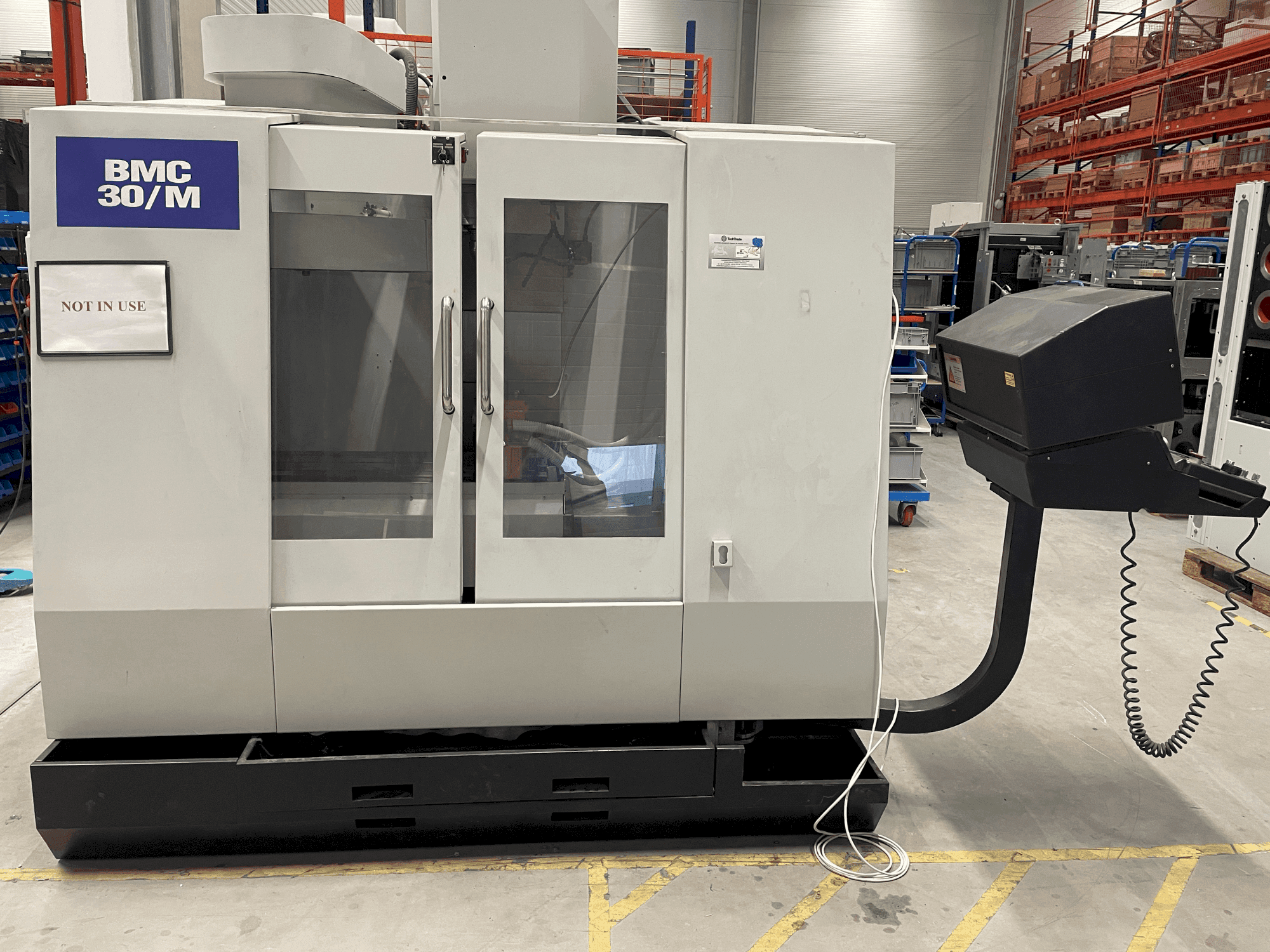 Koneen Hurco BMC-30M etunäkymä