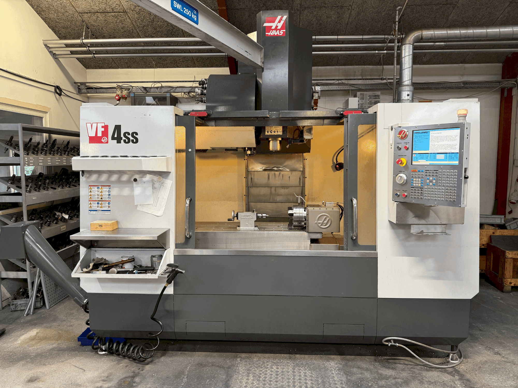 Koneen HAAS VF-4SS etunäkymä