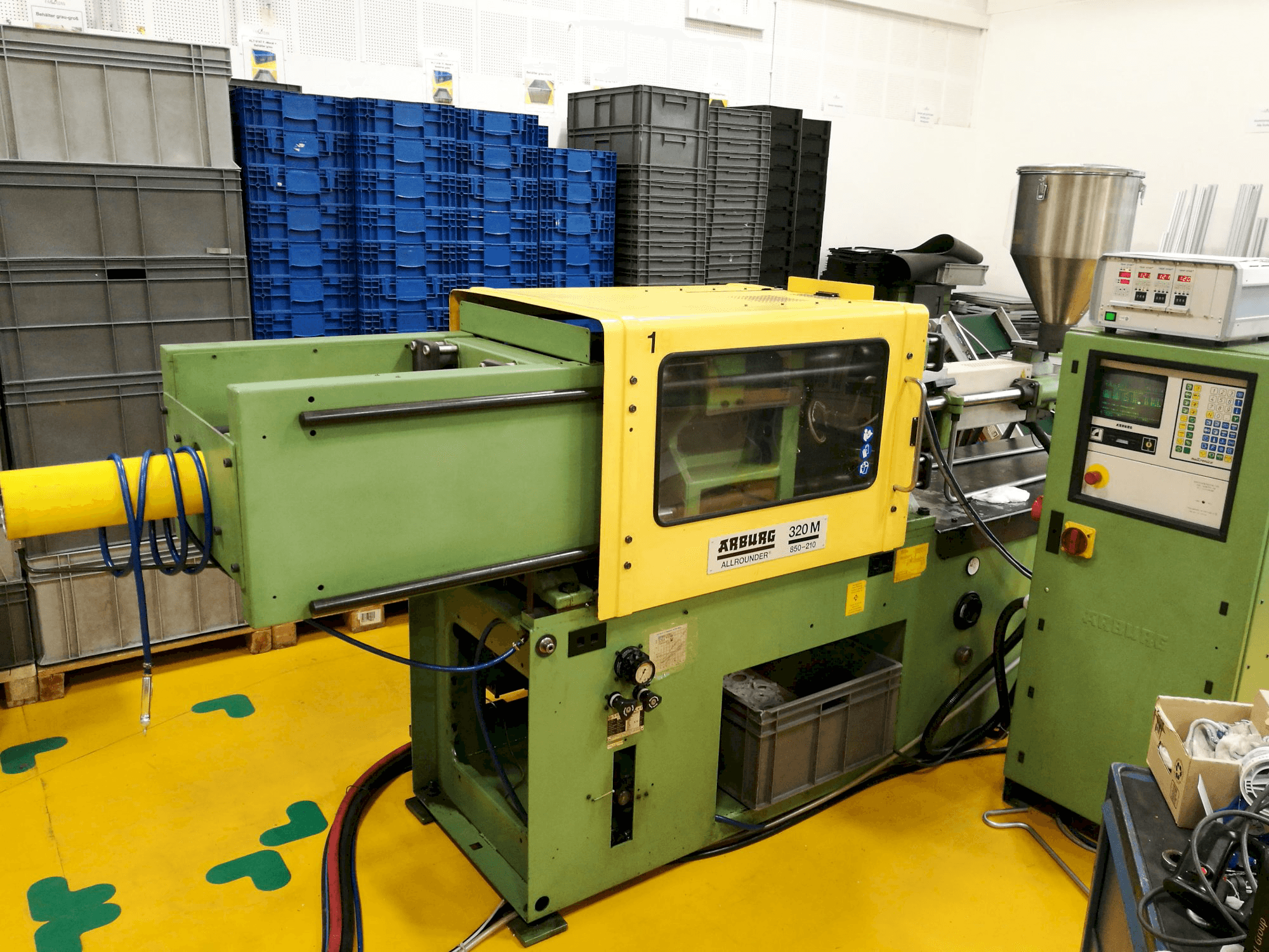 Koneen Arburg vasen näkymä 320 M 850-210
