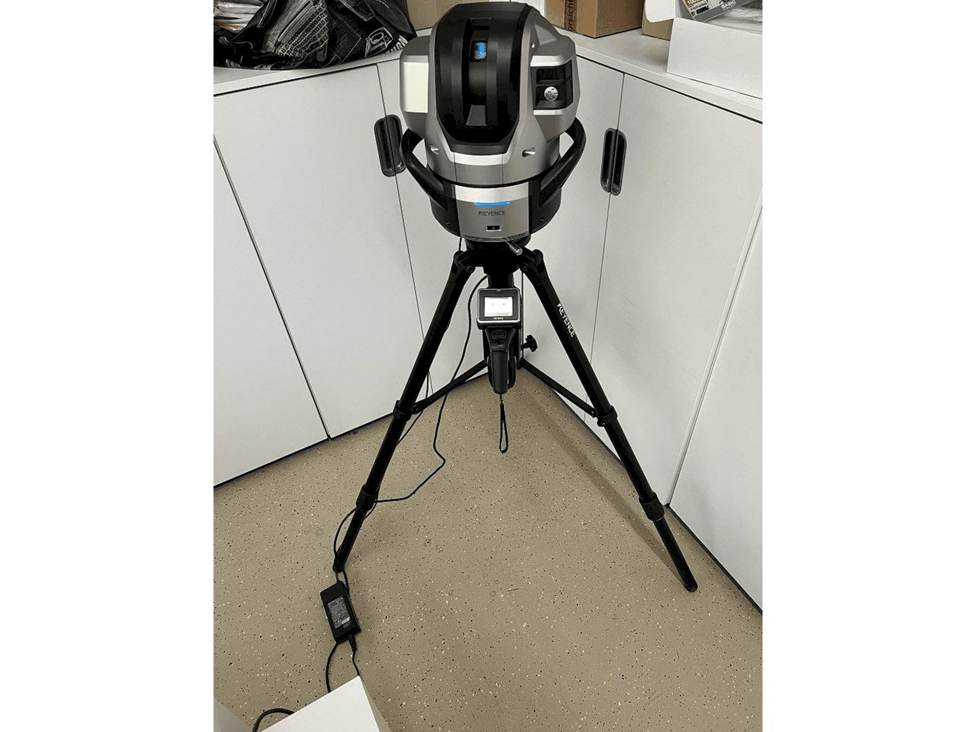 Koneen KEYENCE WM-C3000 etunäkymä