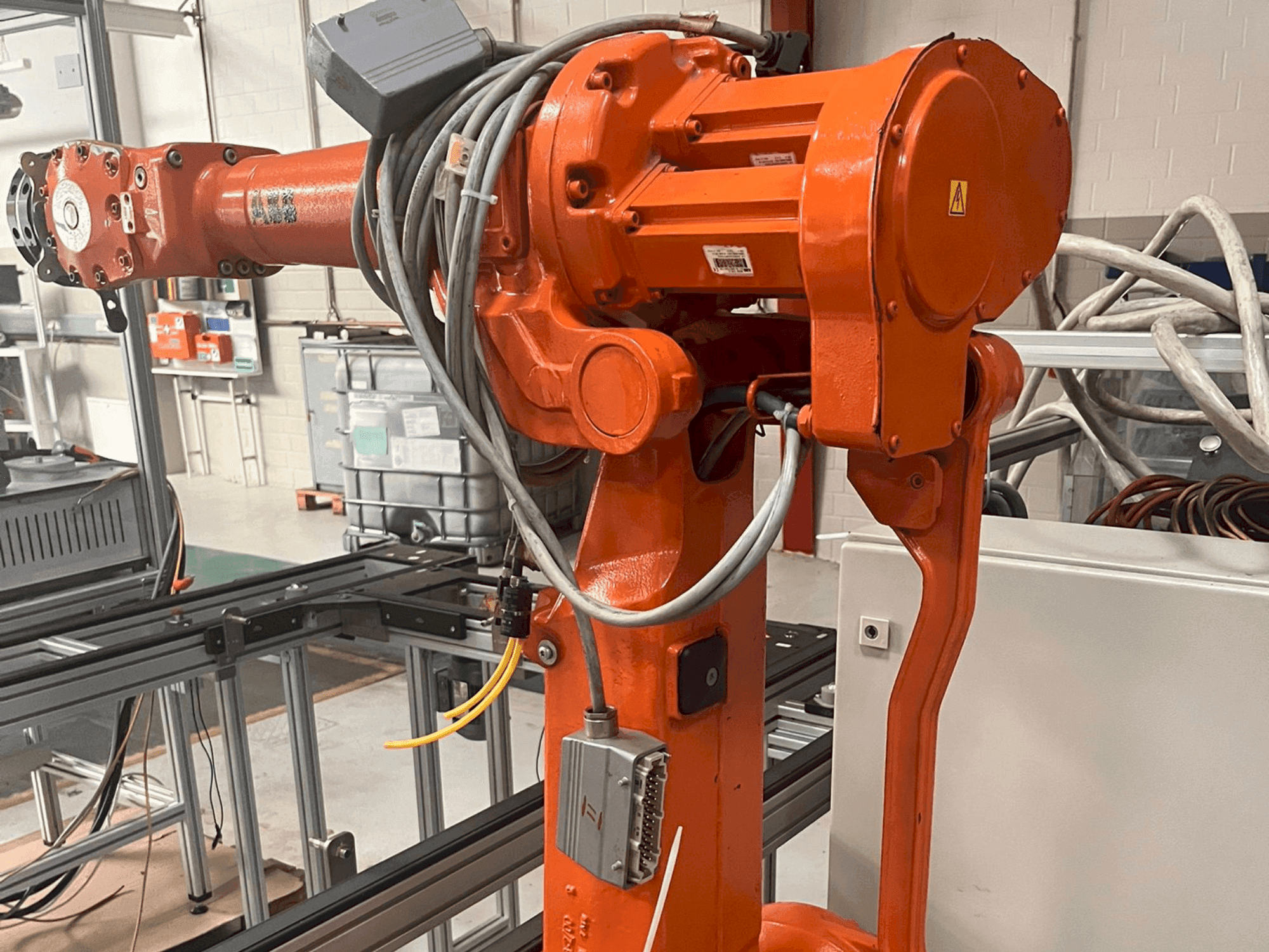 Koneen ABB IRB 2400 M2004 etunäkymä