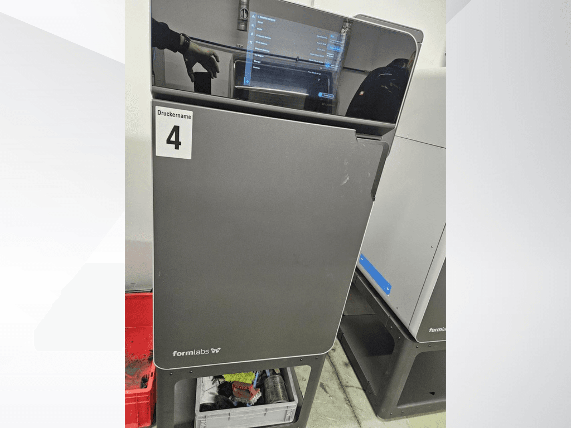 FORMLABS Fuse 1+ 30 W:n muovinen 3D-tulostin, etunäkymä, jossa näkyy kosketusnäyttö ja teksti ”Druckname 4”.