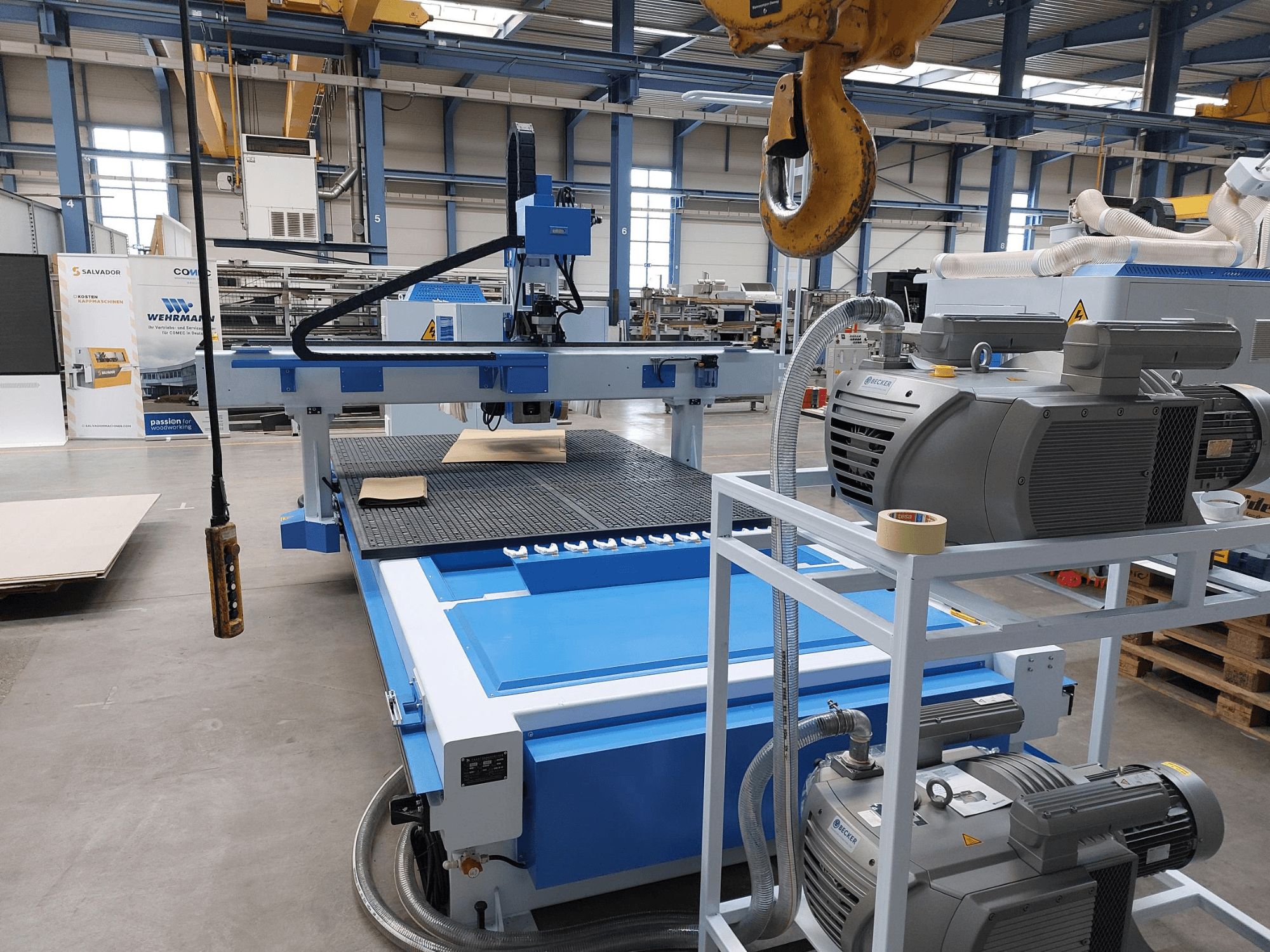 CNC-puunkäsittelykeskus QUICK CNC UA 481, etunäkymä, jossa näkyvät ohjauspaneeli, moottorit ja työpinta, jolla on puukappale.