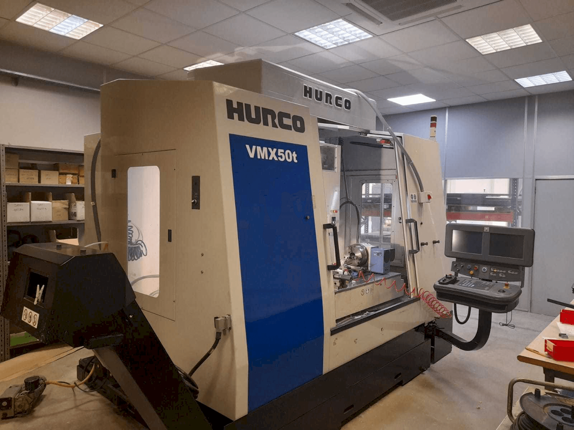 Koneen Hurco VMX50T etunäkymä