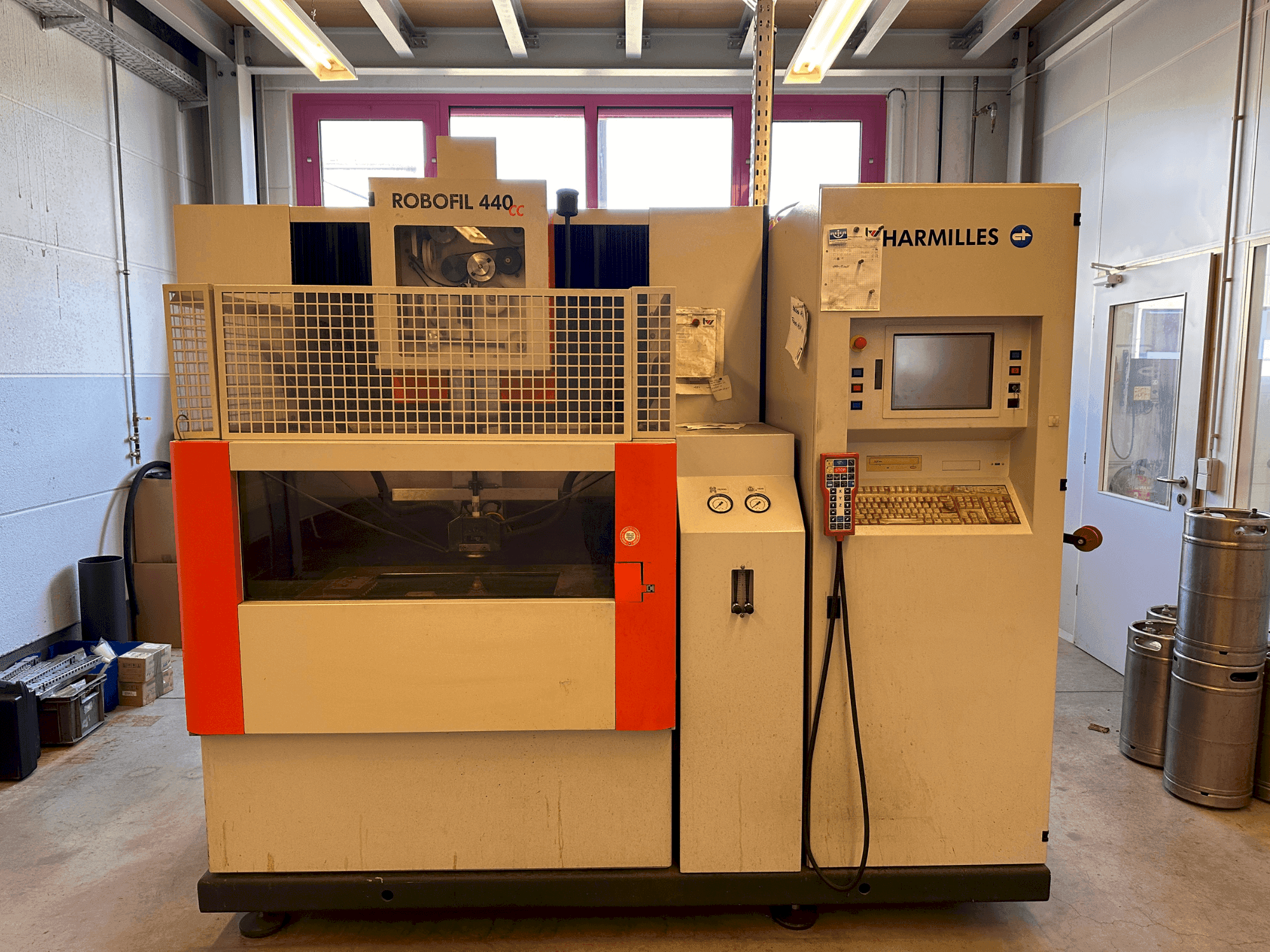 Koneen CHARMILLES Robofil 440 CC etunäkymä