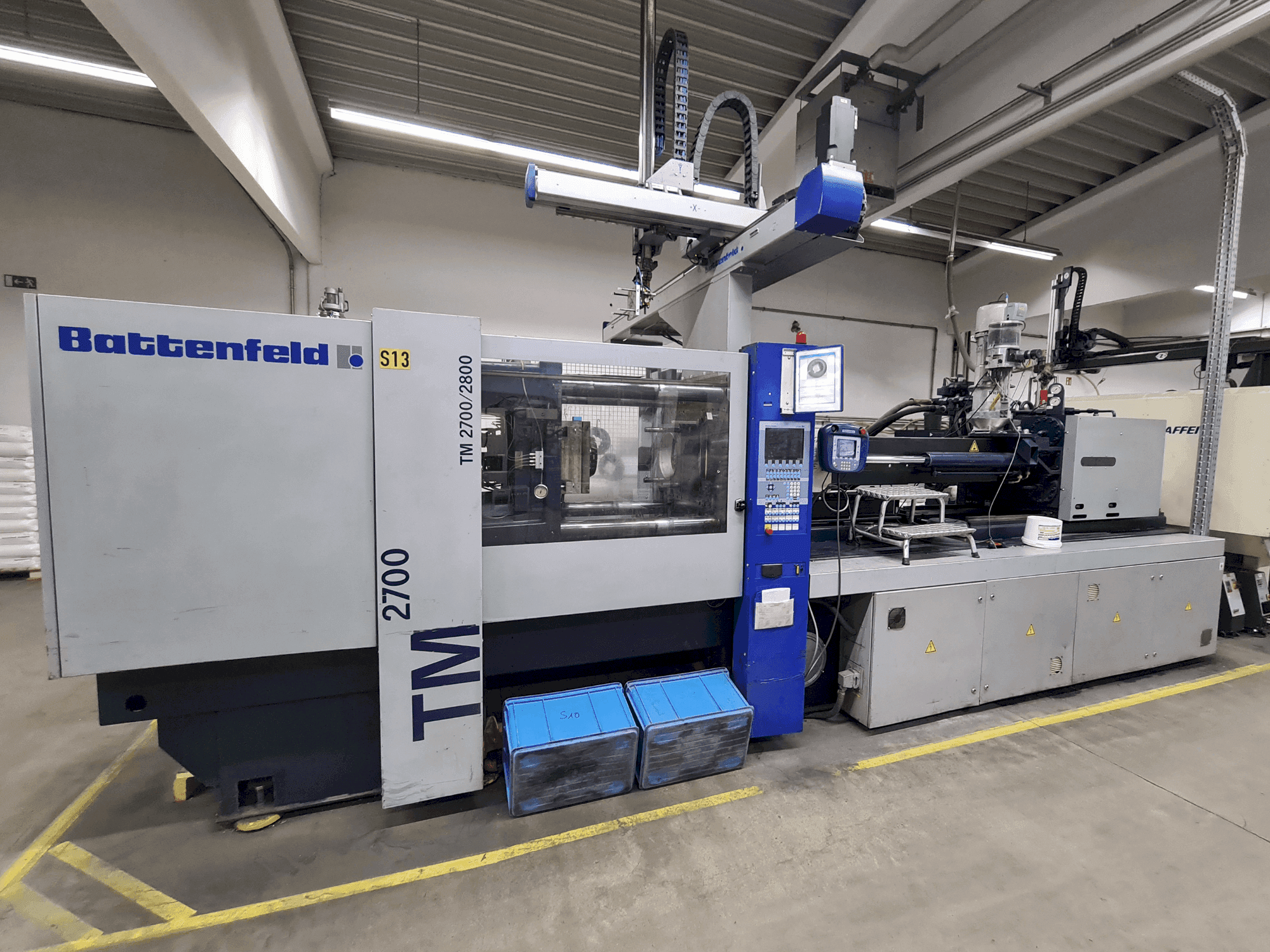 Koneen Battenfeld TM 2700/2800 etunäkymä