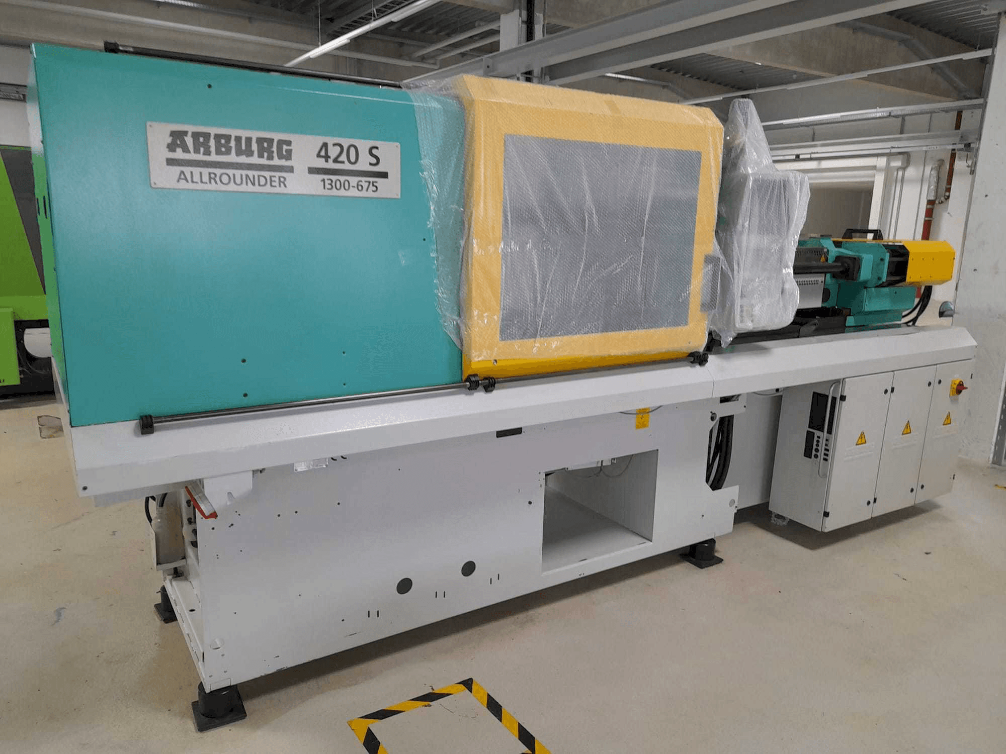 Koneen Arburg Allrounder 420S 1300-675 etunäkymä