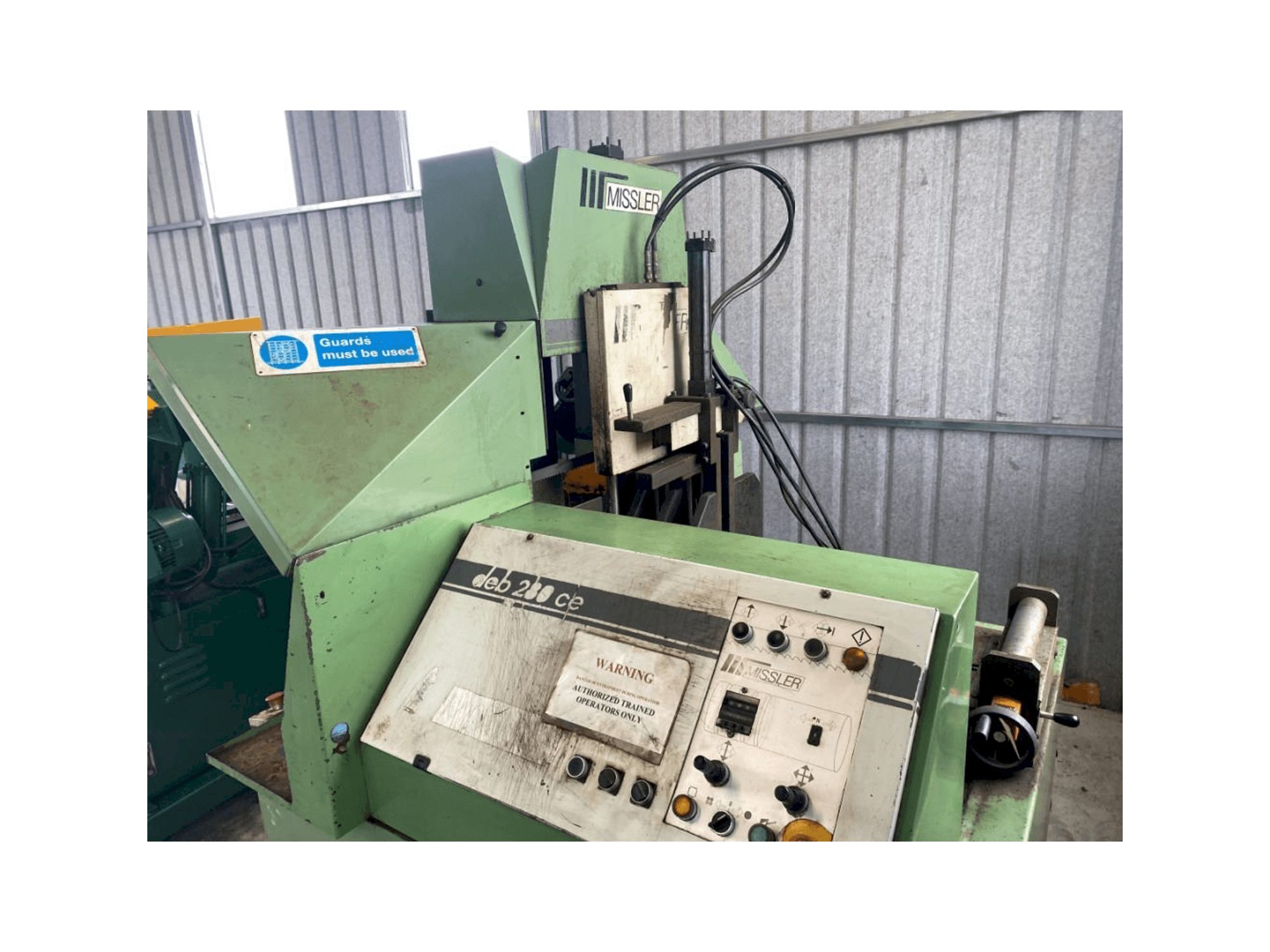 Koneen Missler Compucut DEB 280CE etunäkymä