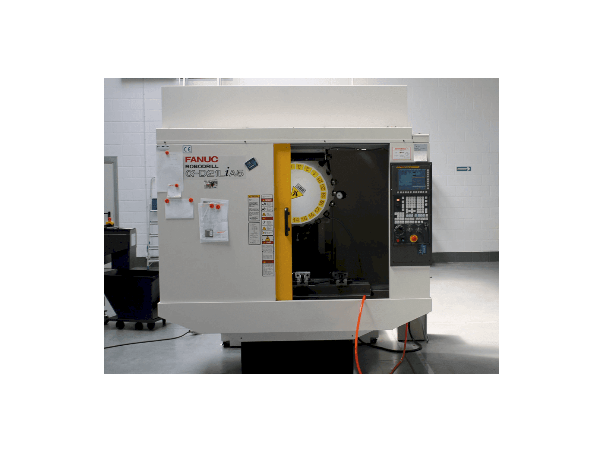 Koneen FANUC RoboDrill D21LiA5 etunäkymä