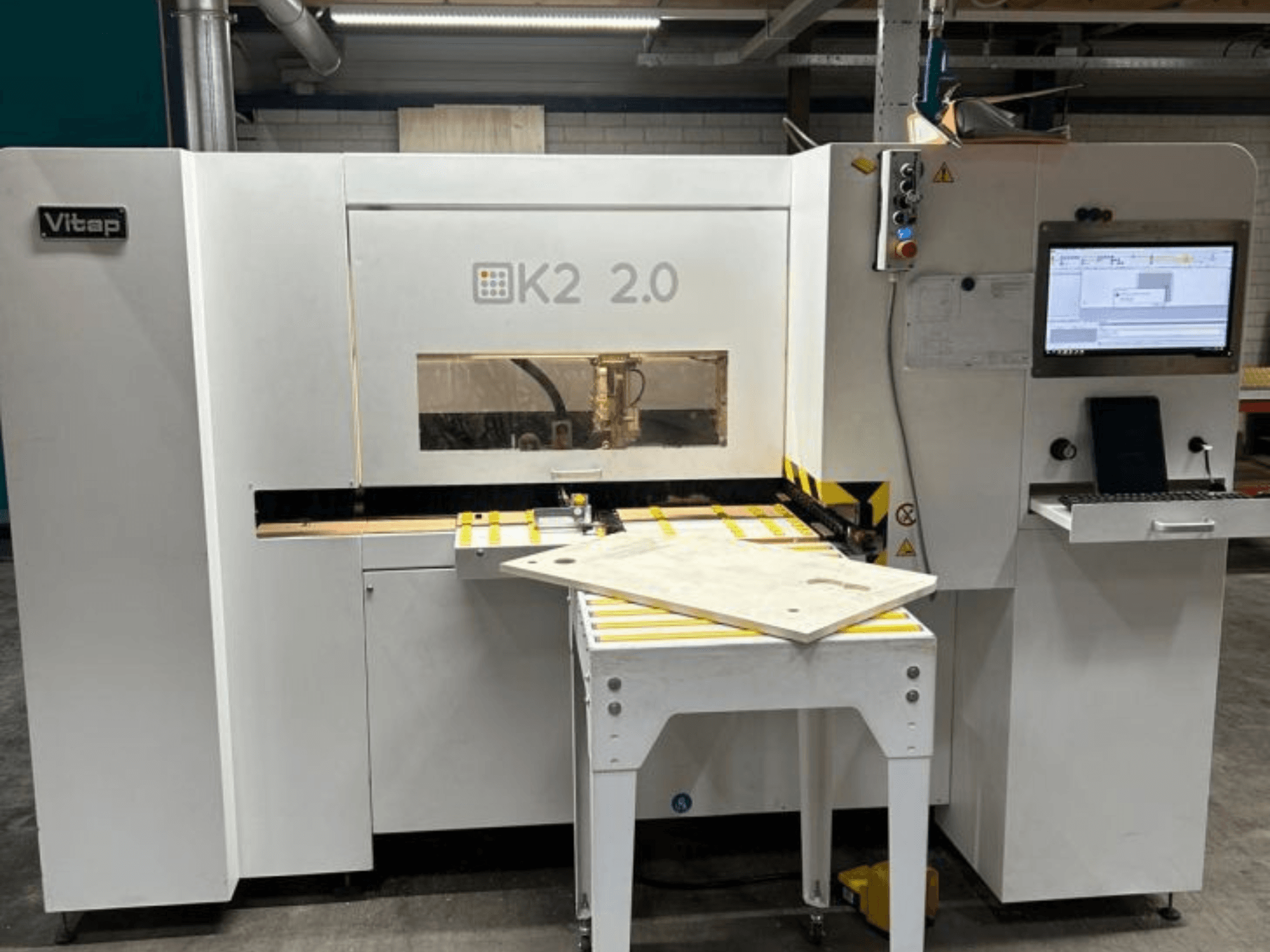 CNC-käsittelykeskus VITAP Point K2 2.0, etukuva, jossa näkyy ohjauspaneeli, työtaso ja turvaominaisuudet.