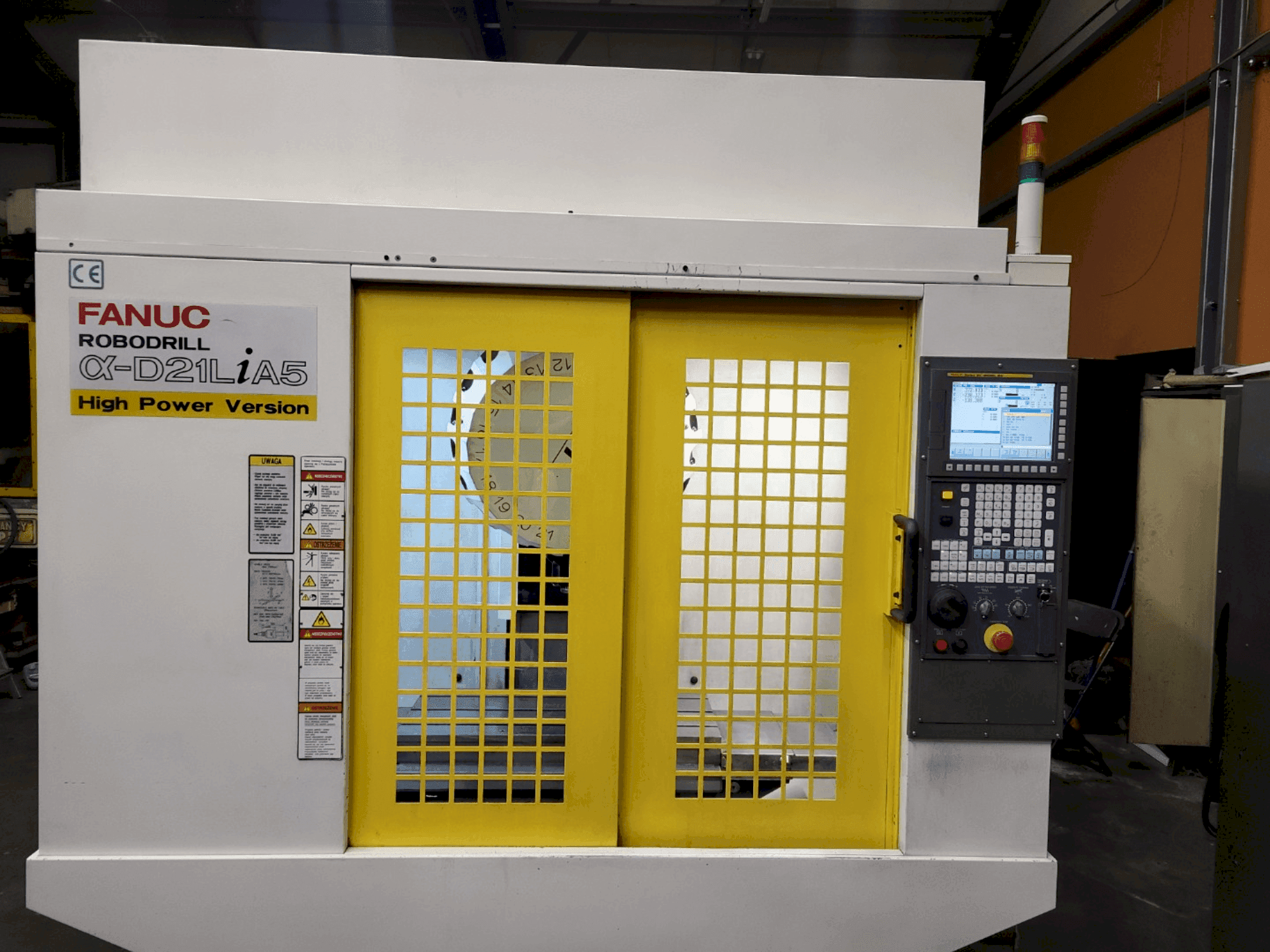 Koneen FANUC Robodrill α-D21LiA5 etunäkymä