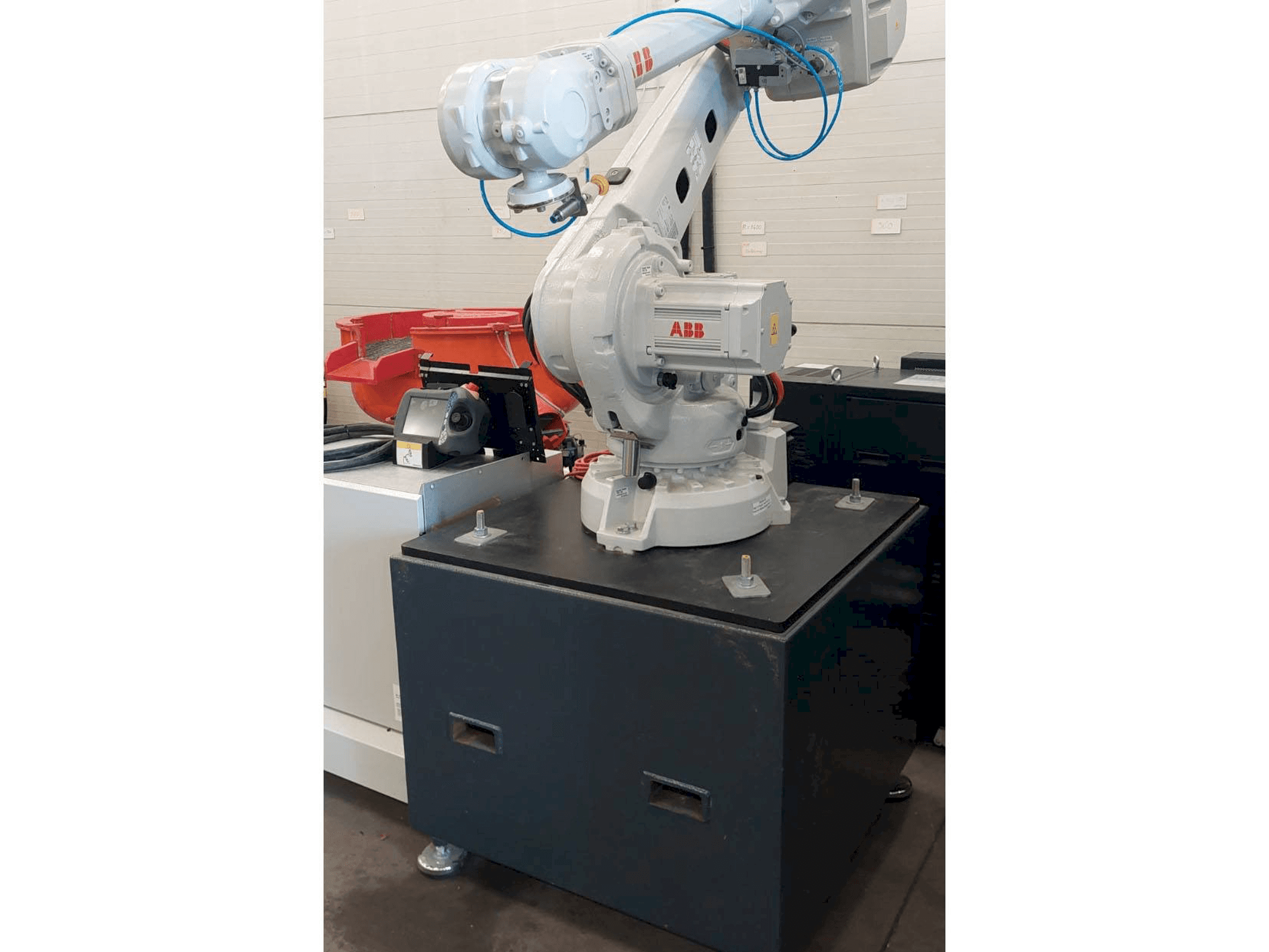 Koneen ABB IRB 4600 etunäkymä