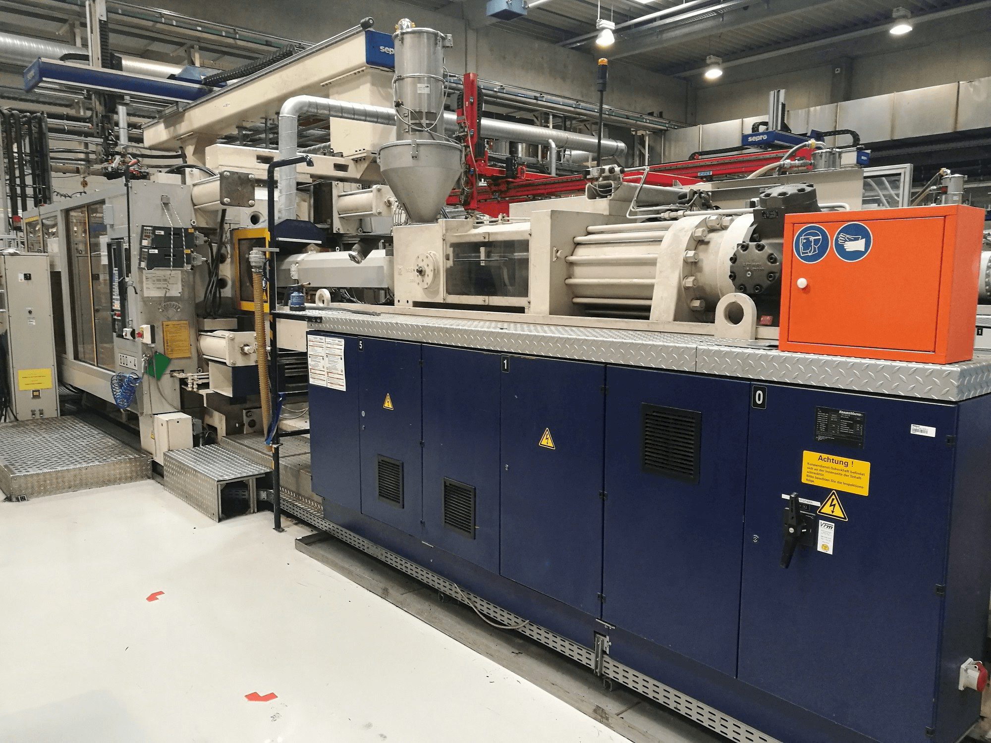 Koneen Krauss Maffei 800-5000 MC etunäkymä