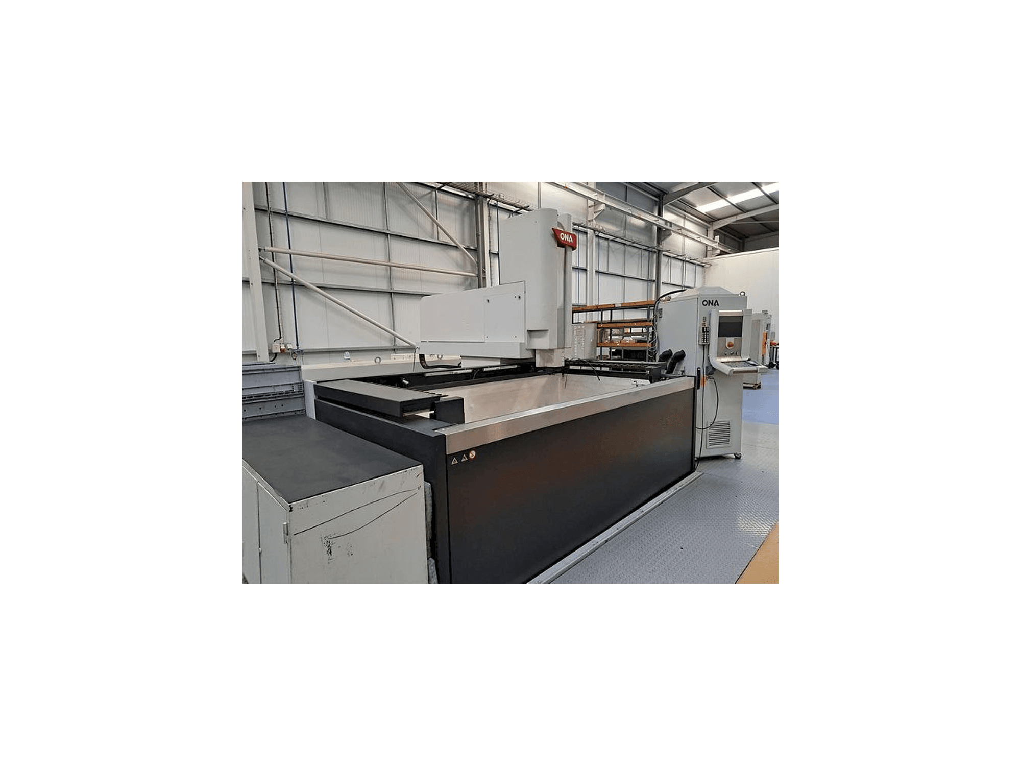 Koneen ONA QX8 B1 L etunäkymä