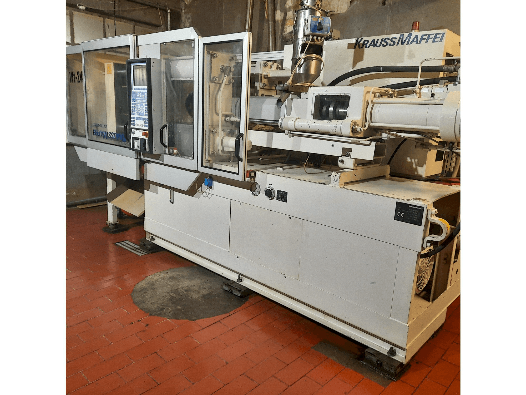 Koneen Krauss Maffei KM 125-520 C2 etunäkymä