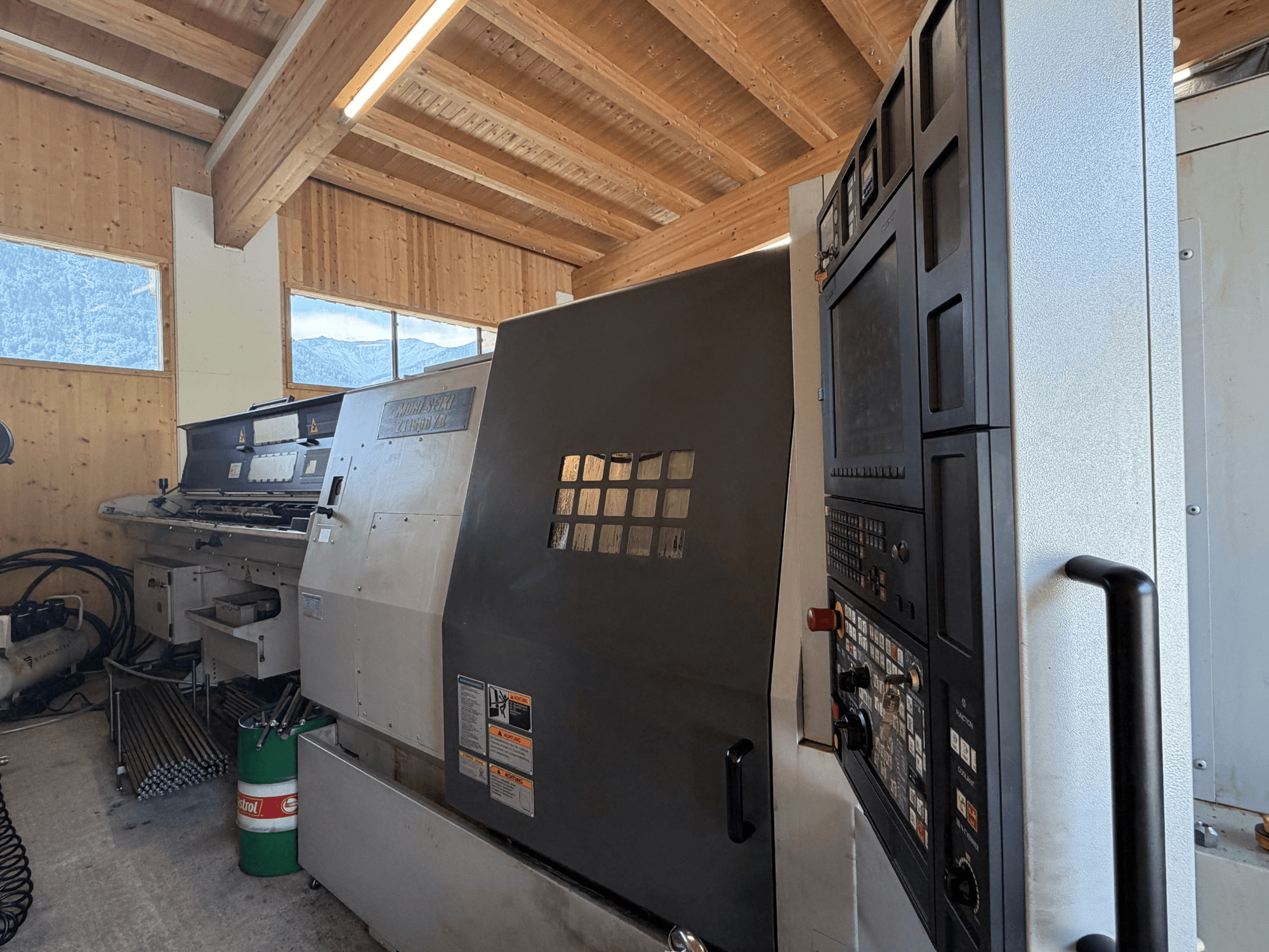 MORI SEIKI ZT1500YB -sorvi-jyrsinkeskus työpajassa, sivukuva, jossa näkyvät ohjauspaneeli ja koneen ominaisuudet.