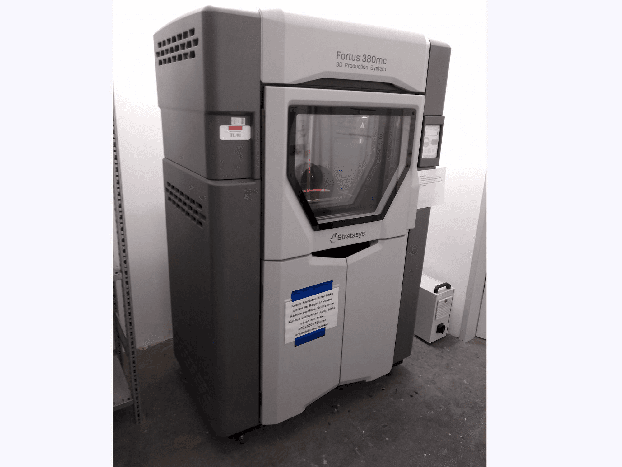 Koneen Stratasys Fortus 380MC etunäkymä