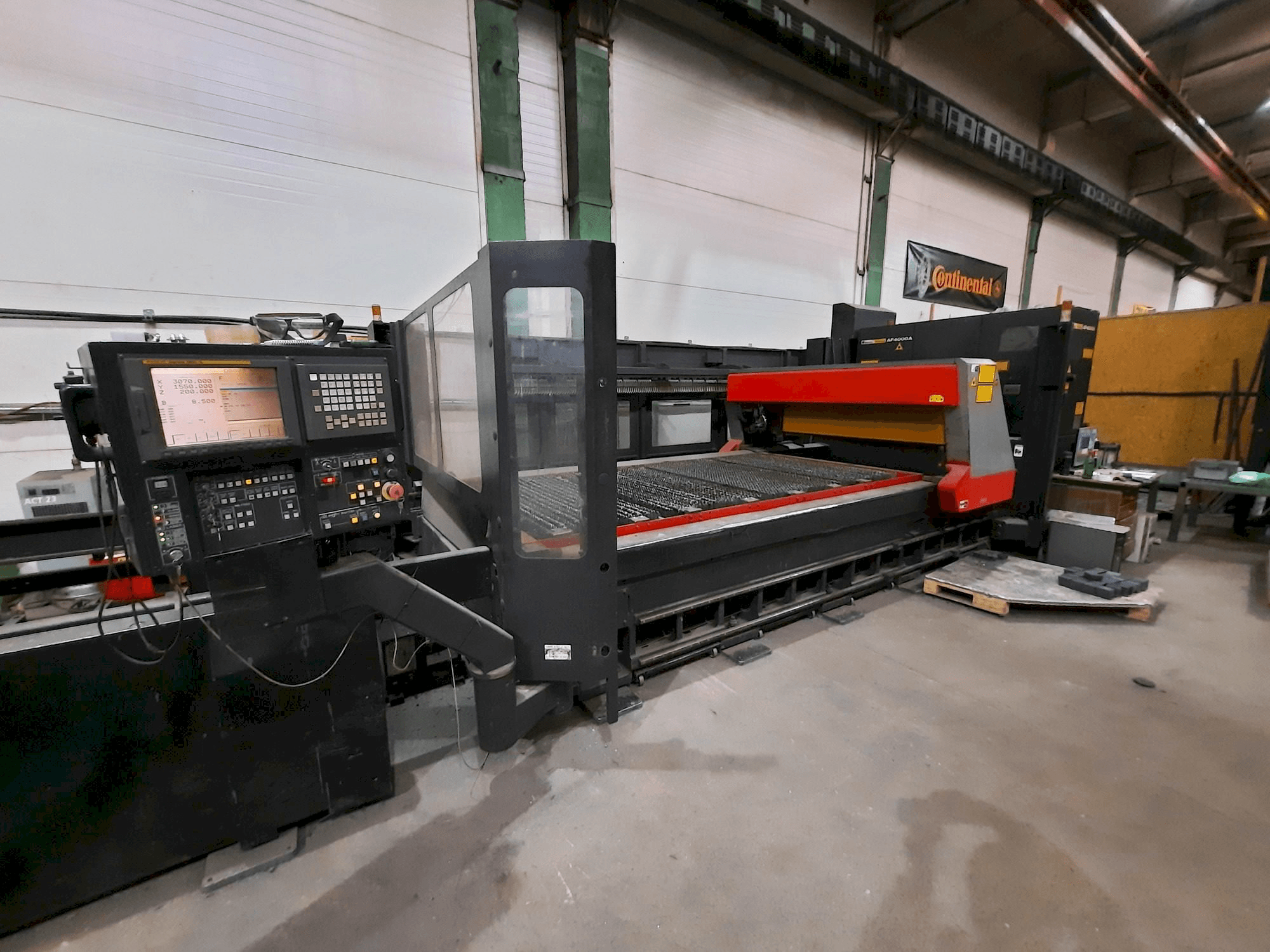 Koneen AMADA F0 3015 etunäkymä