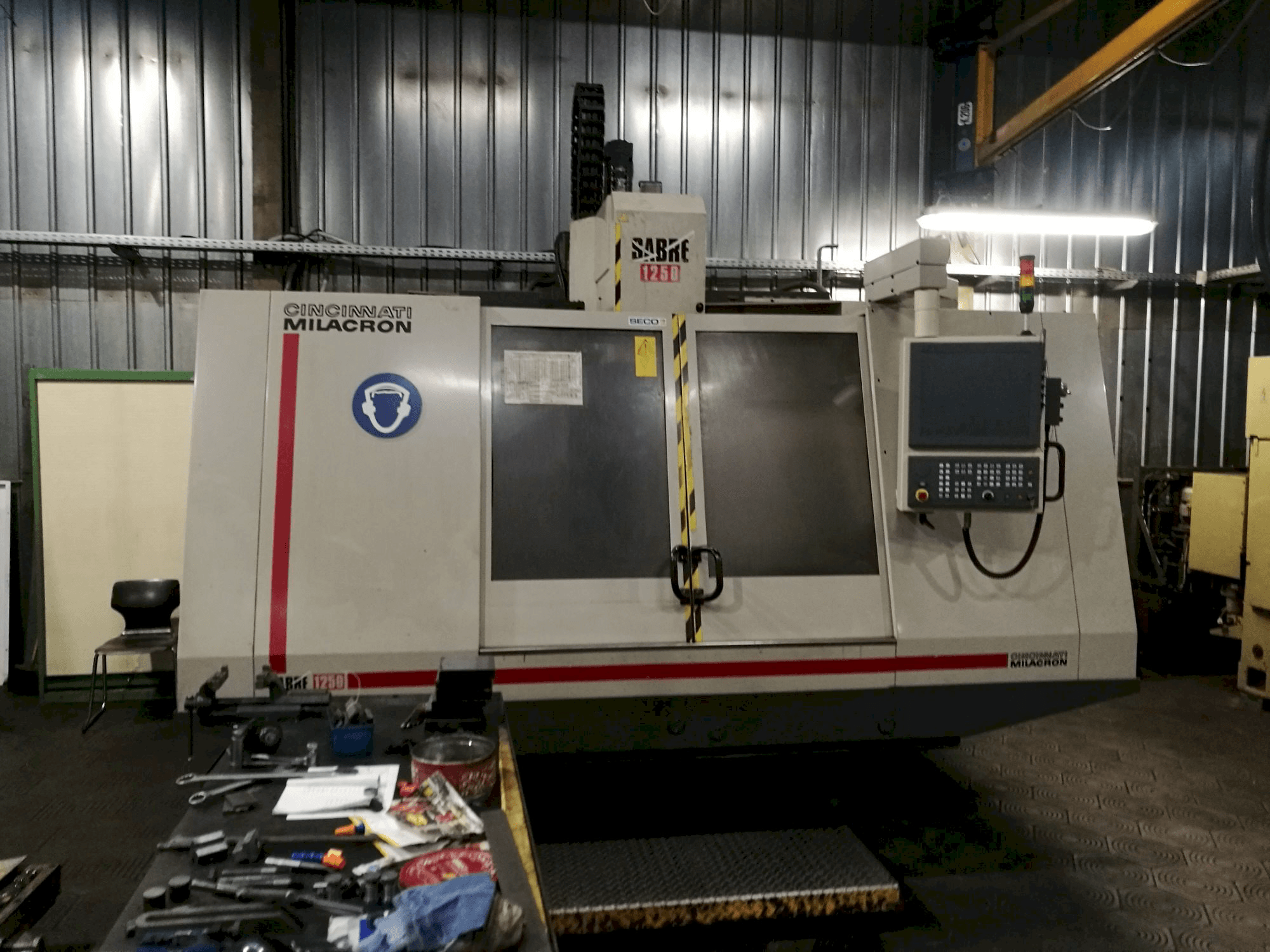 Koneen Cincinnati Milacron Sabre 1250 etunäkymä