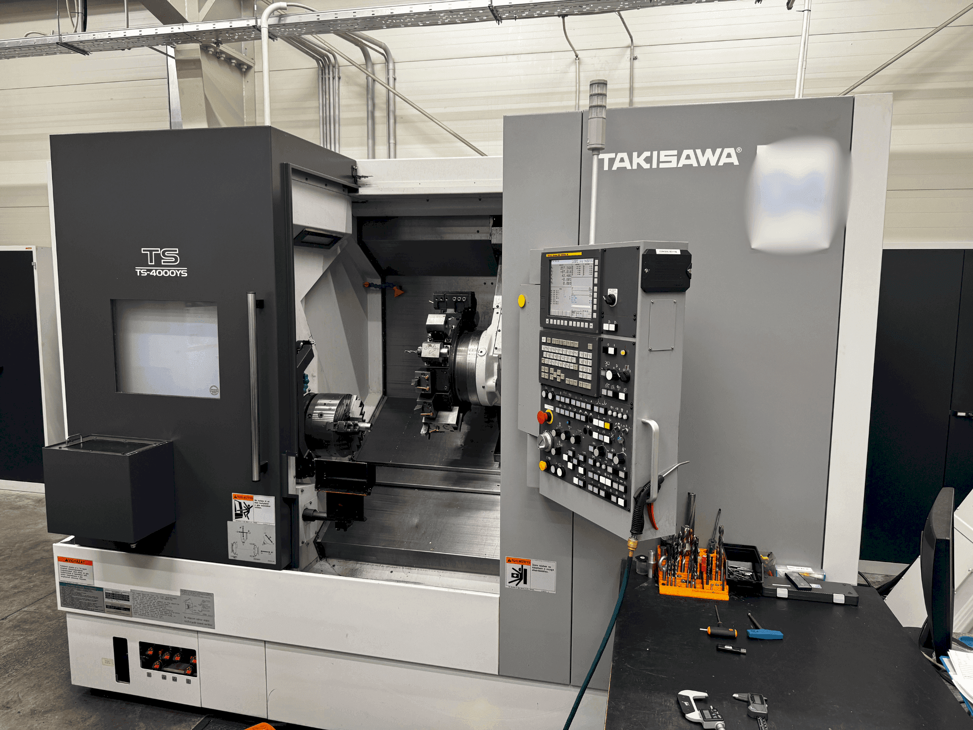 Koneen Takisawa TS-4000YS etunäkymä