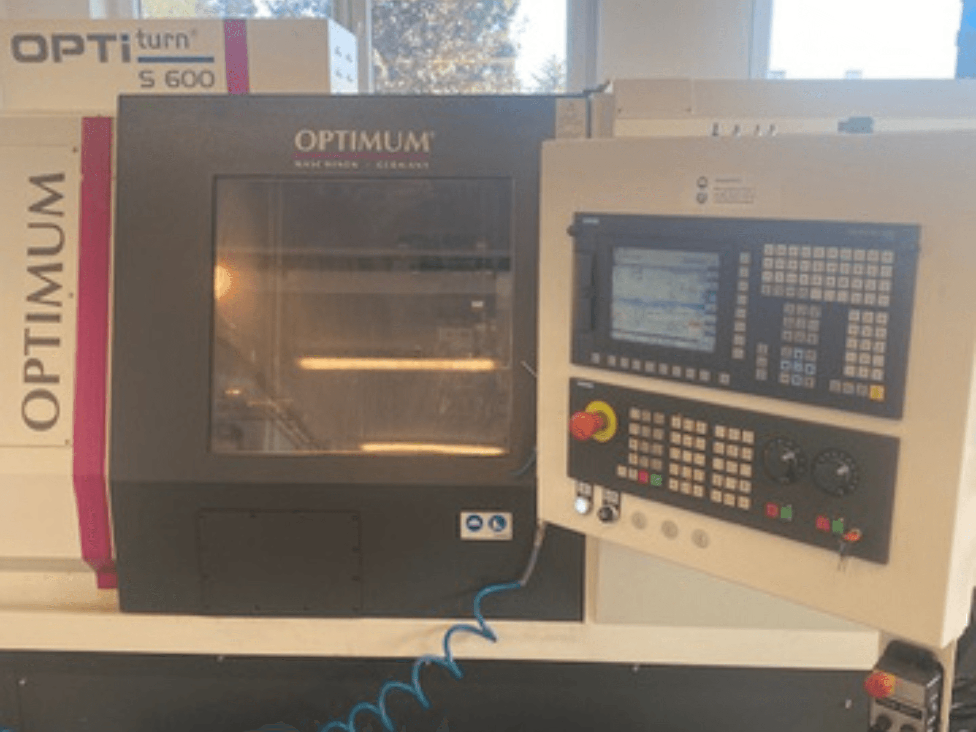 Optimum OPTIturn S 600 -vaakasuora sorvi, etunäkymä, jossa näkyvät ohjauspaneeli ja näyttö.