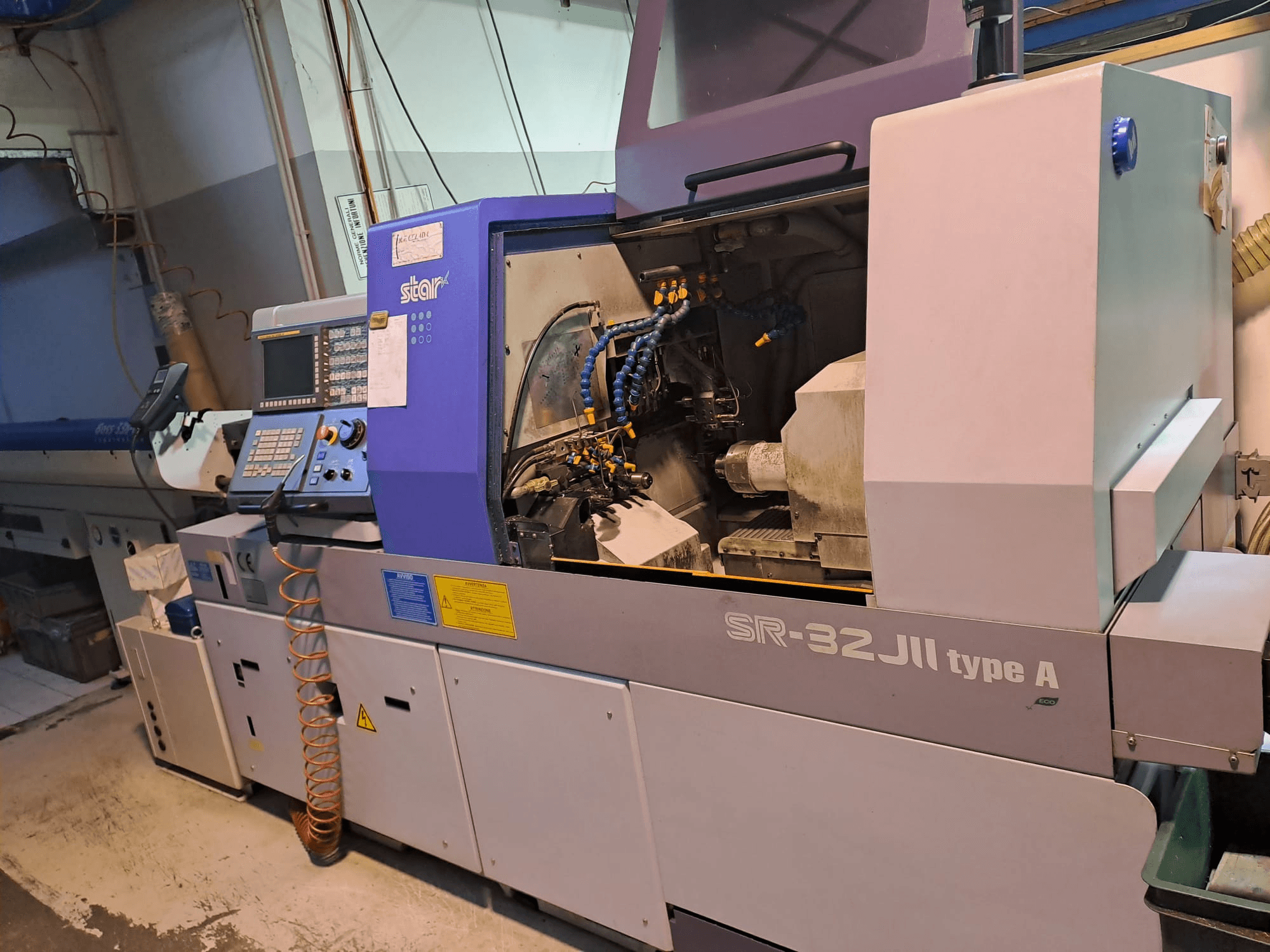 STAR MICRONICS SR-32JII-typeA sveitsiläistyyppinen sorvauskone sivukuvassa, jossa ohjauspaneeli ja näkyvissä olevat työstökomponentit.