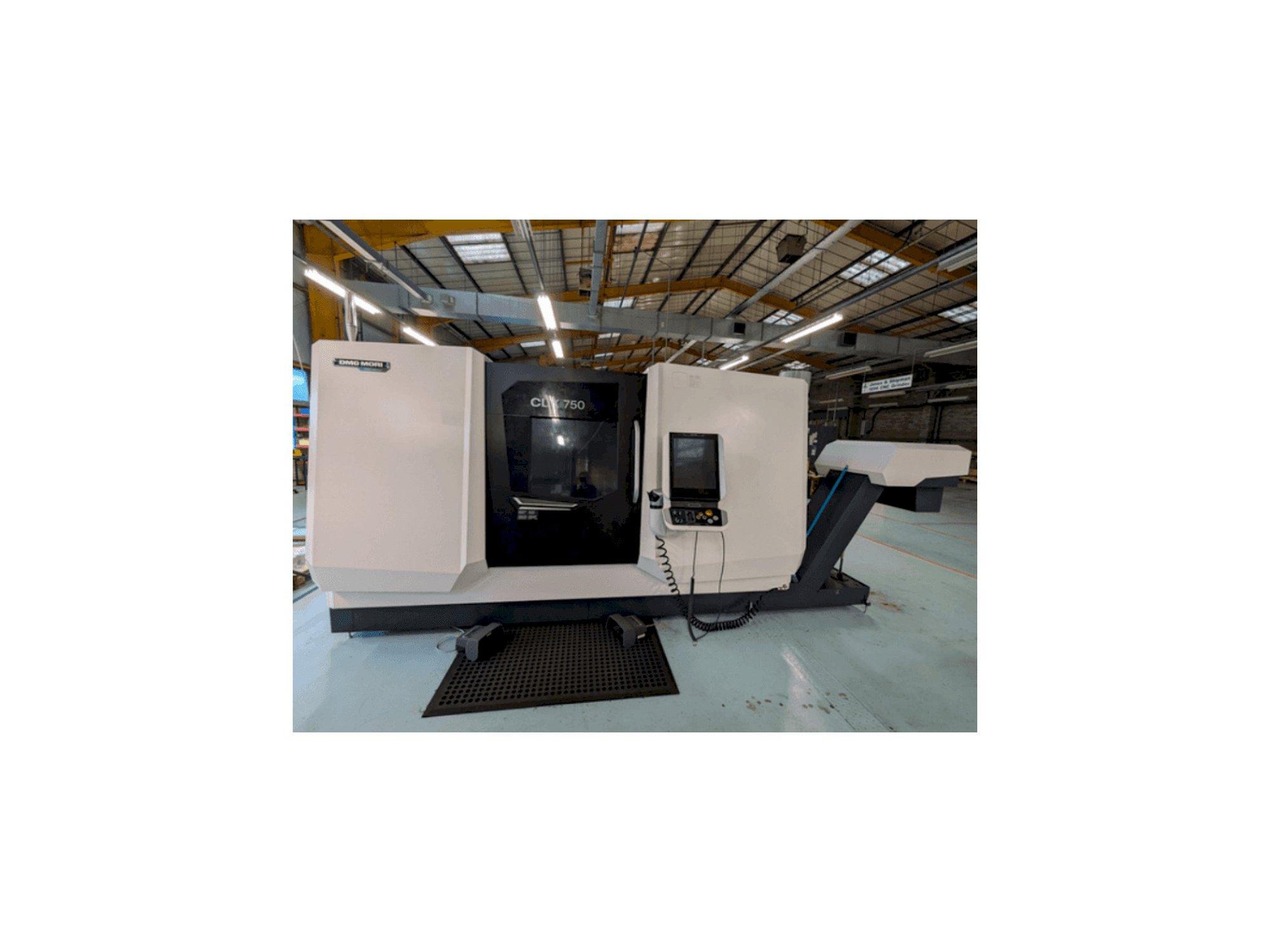 Koneen DMG MORI CLX750 V4 etunäkymä