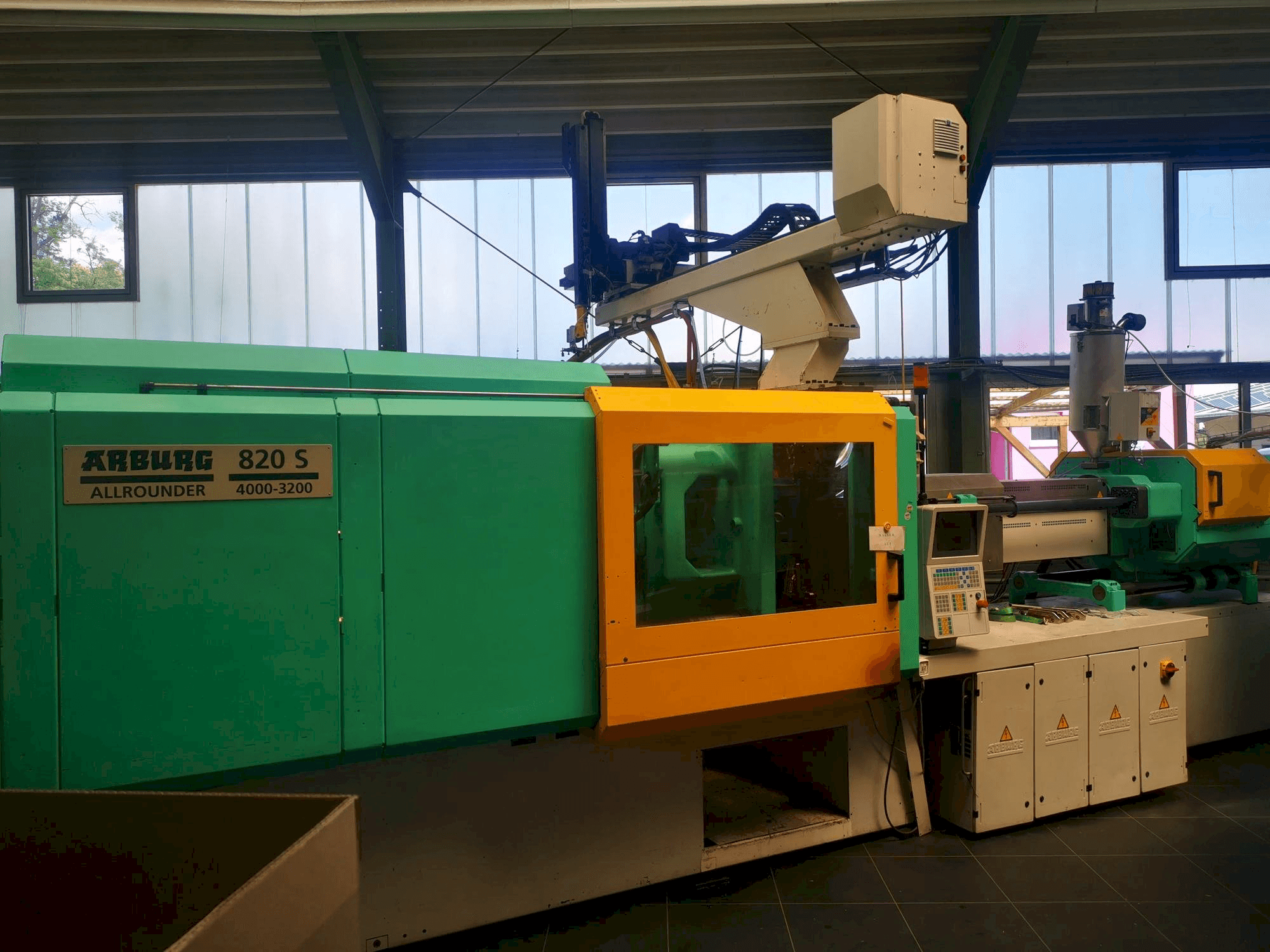 Koneen Arburg 820S 4000 / 3200 etunäkymä