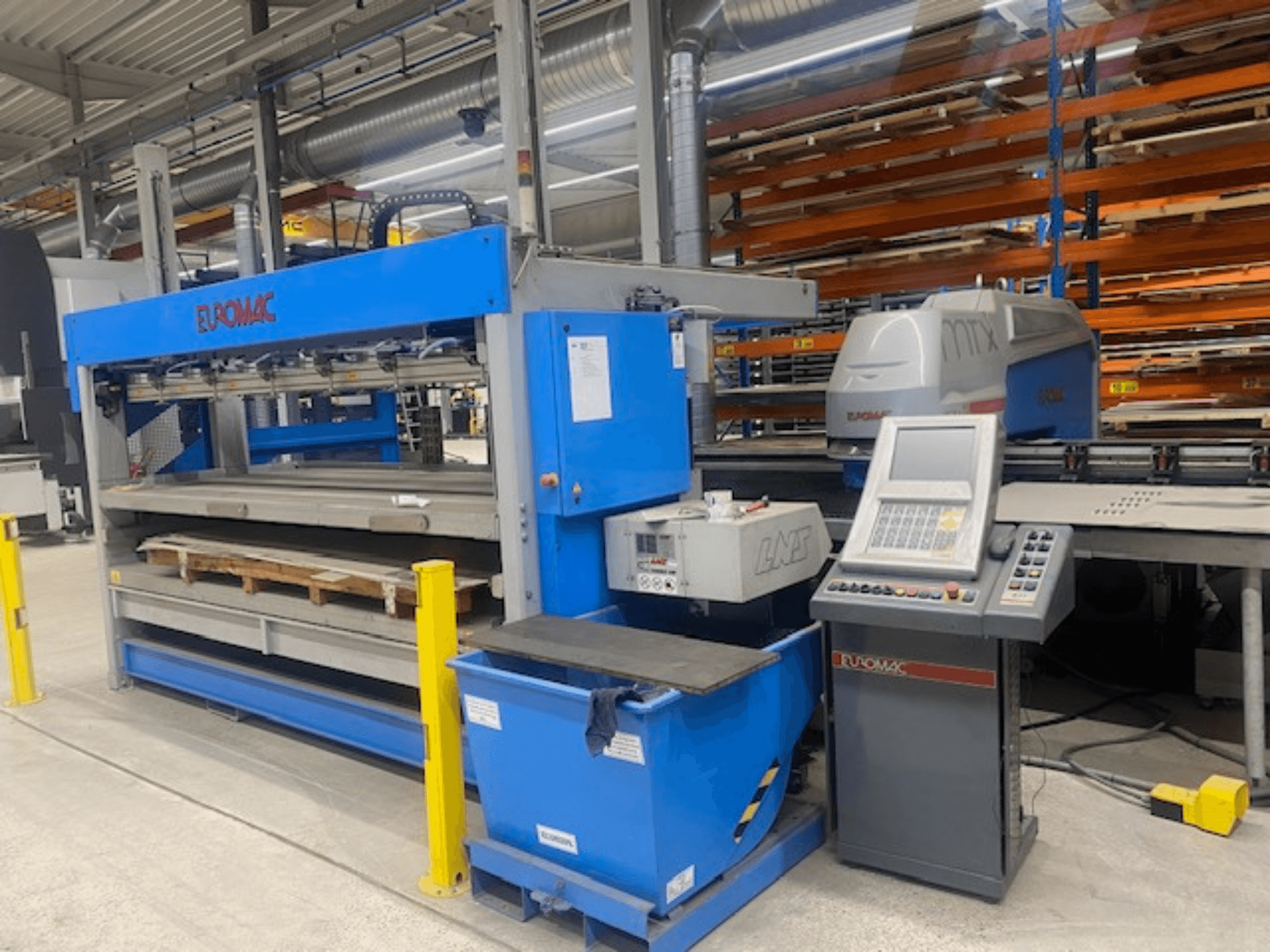 CNC-lävistyskone Euromac MTX FLEX 12, etunäkymä, jossa näkyvät ohjauspaneeli, alustat ja turvalaitteet.