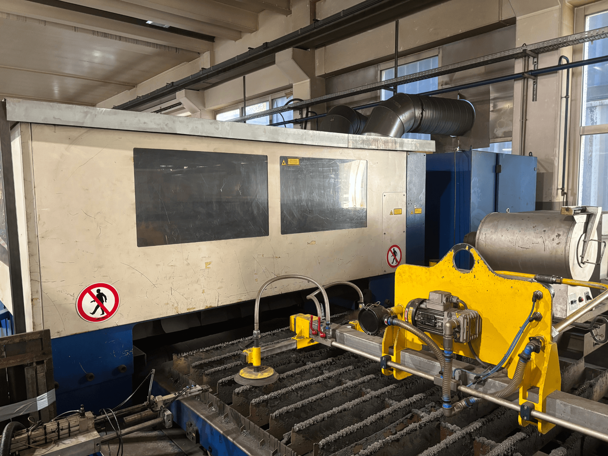 TRUMPF Trumatic L3030 CO2-laserleikkauskone, etukuva, jossa näkyy käyttöliittymä ja leikkauspinnan yksityiskohdat.