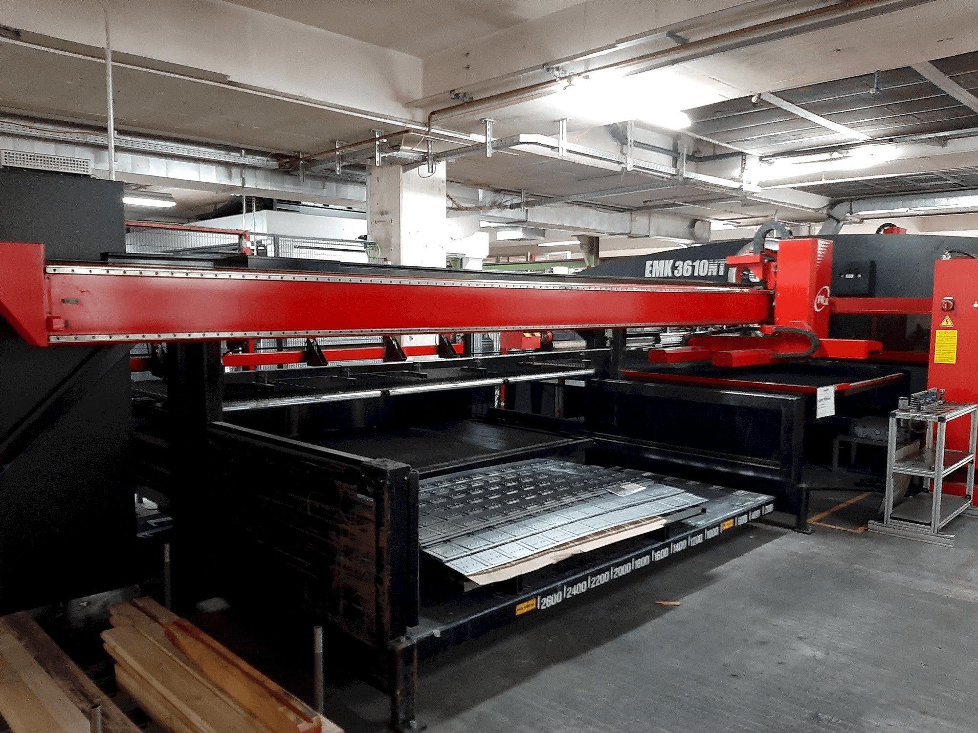 Koneen AMADA EMK 3610NT etunäkymä