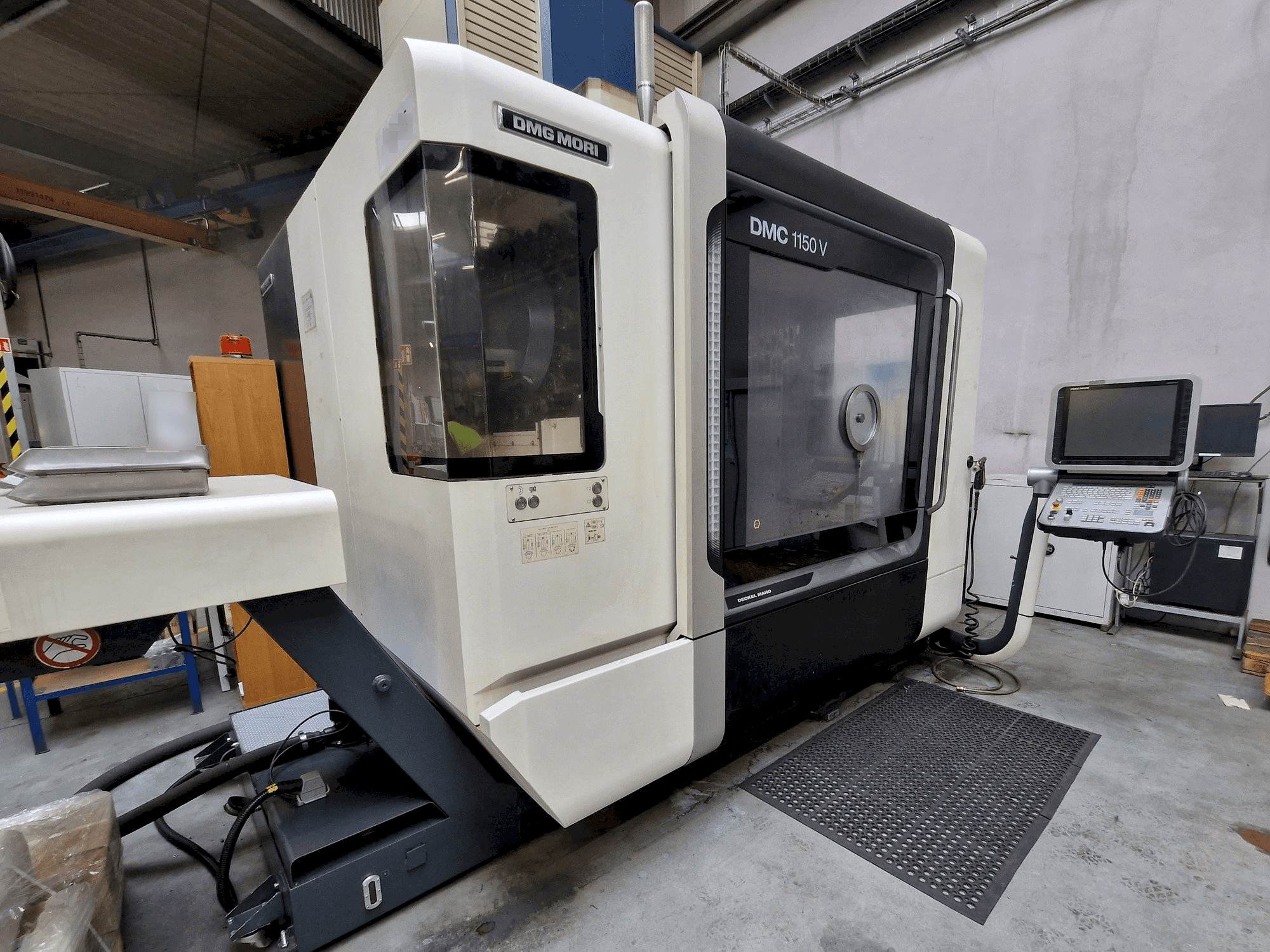 Koneen DMG MORI DMC 1150 V vasemman sivun näkymä