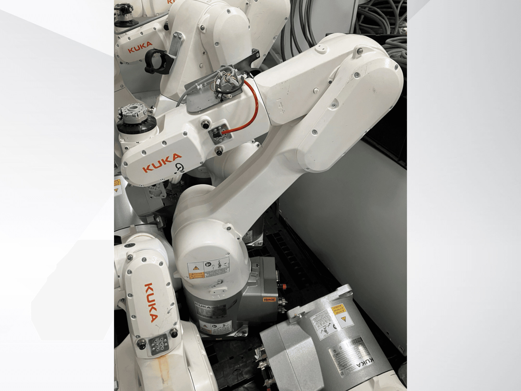 KUKA KR 6 R900 CR -robottivarsi, sivukuva; siinä on näkyvät moottorit ja liittimet, merkittyjä turvallisuusvaroituksia ja mekaaniset varret.