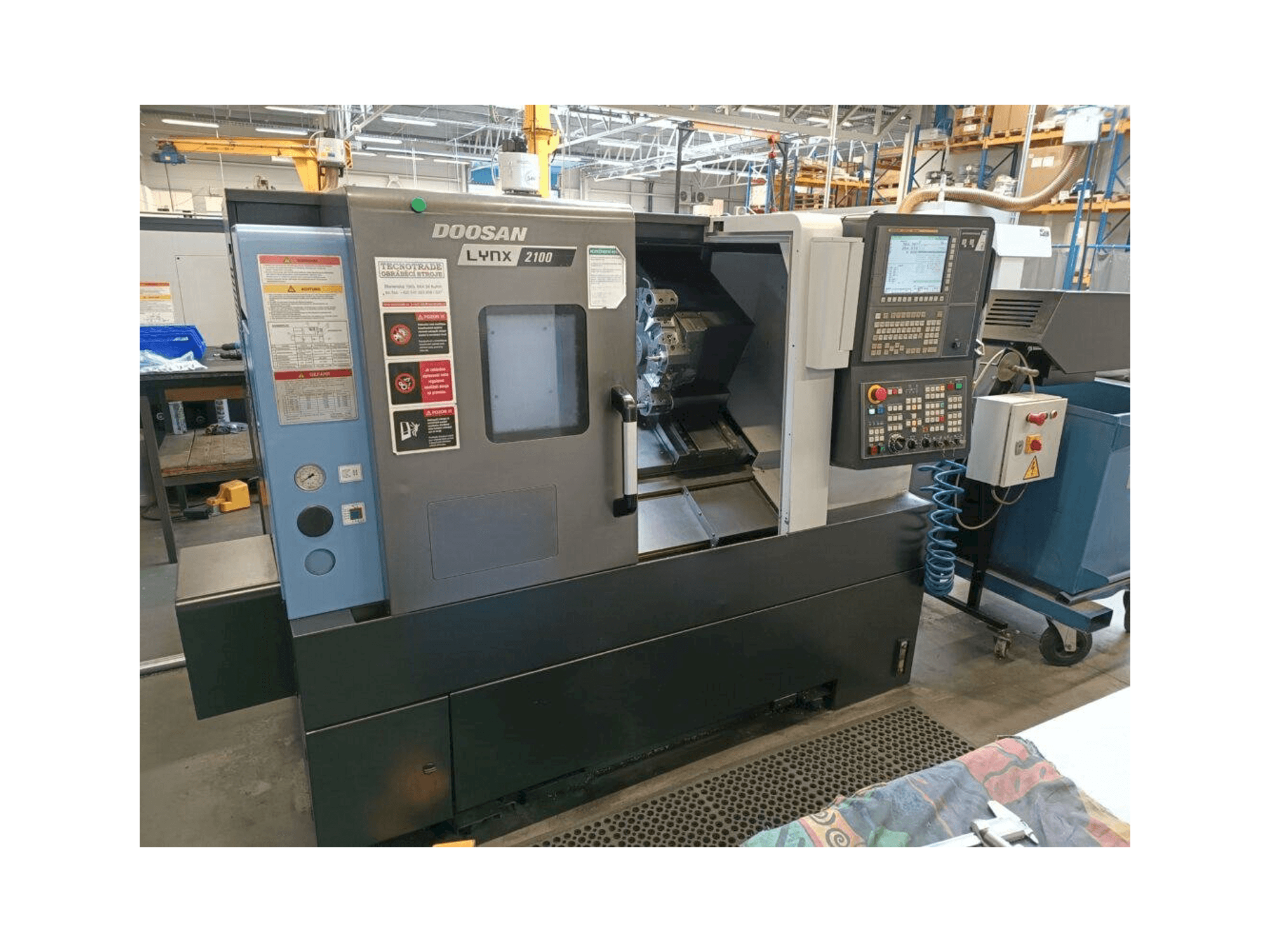 Koneen DOOSAN Lynx 2100A etunäkymä