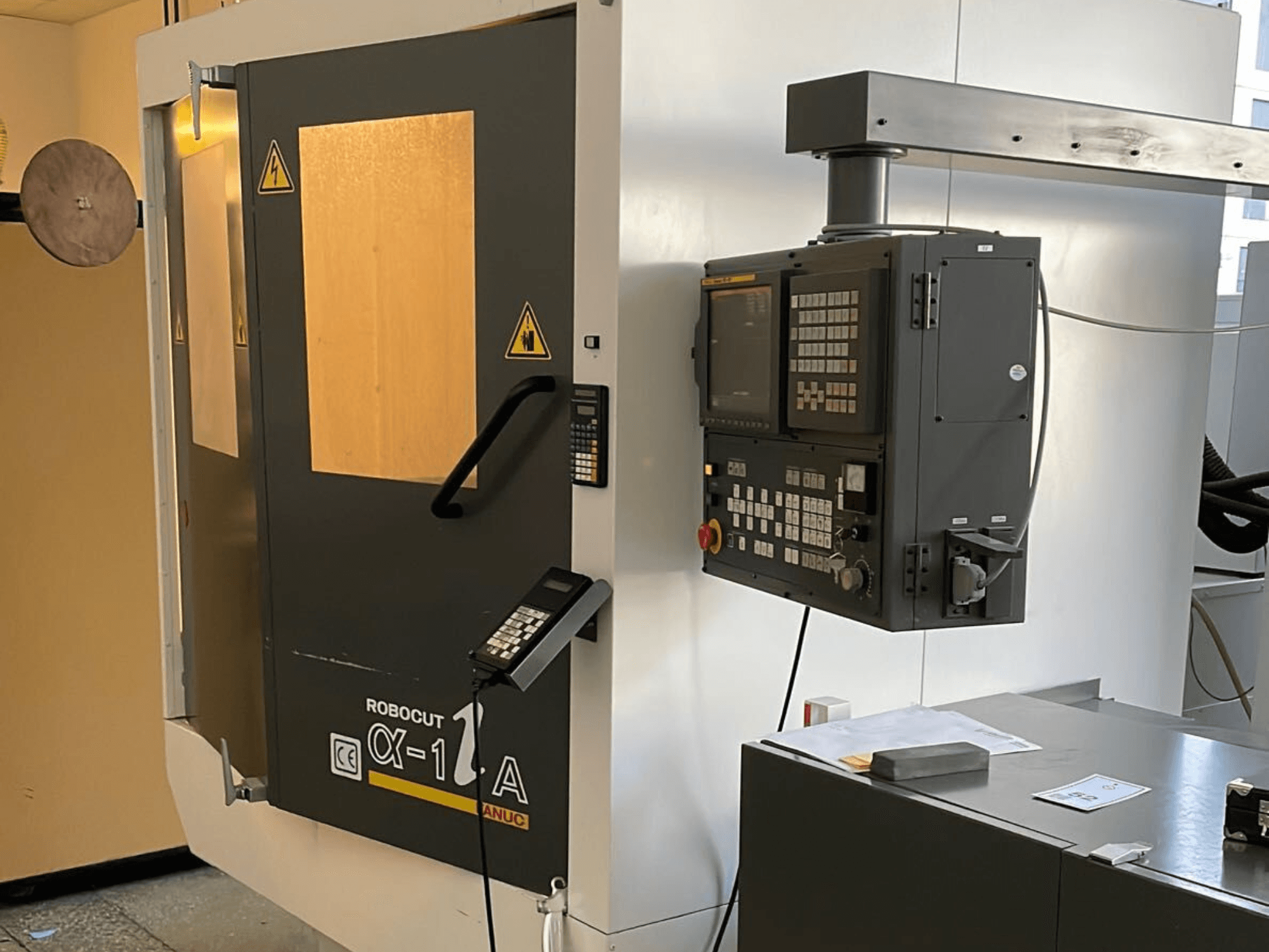 Robocut CX-1 A-kone ohjauspaneelilla; etukuva, jossa näkyvät turvaovet ja käyttöliittymä.