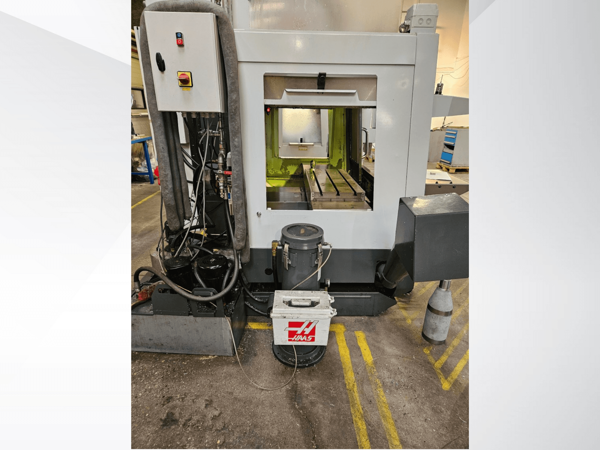 Haas CNC-koneen etukuva, jossa on esillä ohjauspaneeli, jäähdytysnestesäiliö ja työstetty sänky.