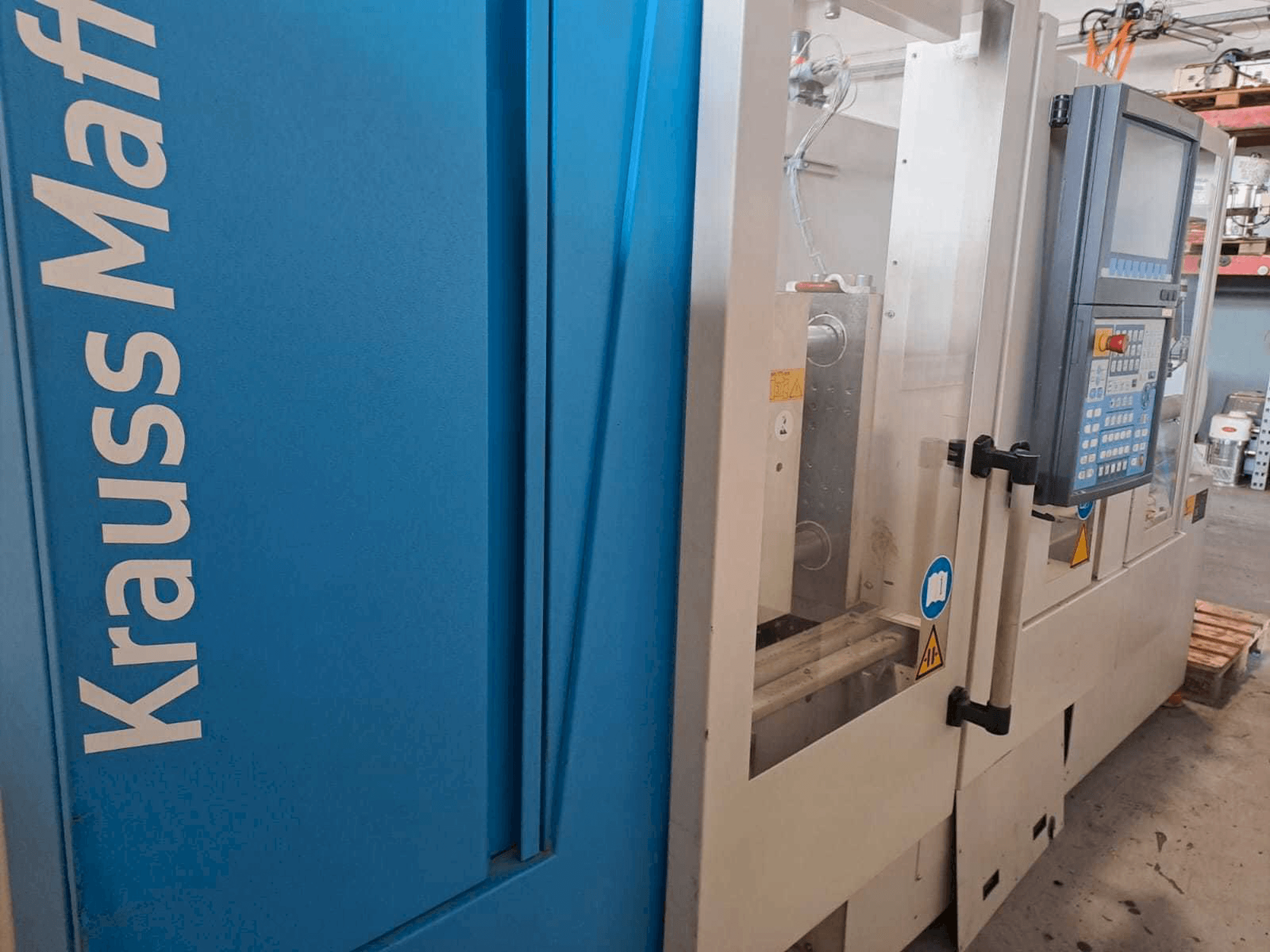 Koneen Krauss Maffei 35-180CX etunäkymä