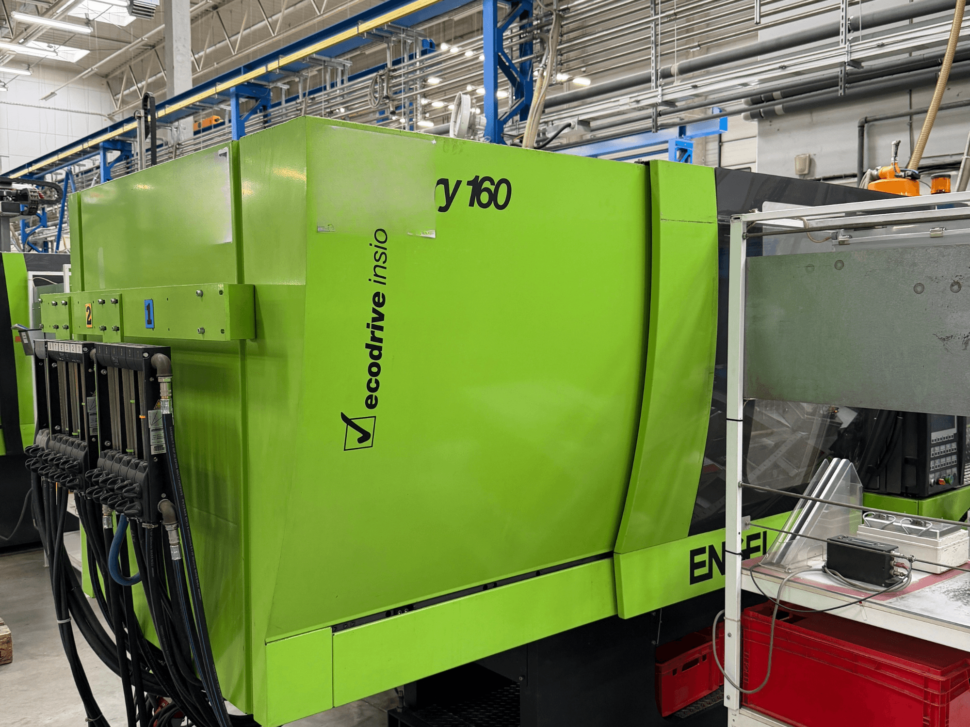 Engel Victory 500/160 tech -hydraulinen ruiskuvalukone, vihreä, sivukuva, jossa näkyy ohjauspaneeli ja Ecodrive-ominaisuus.