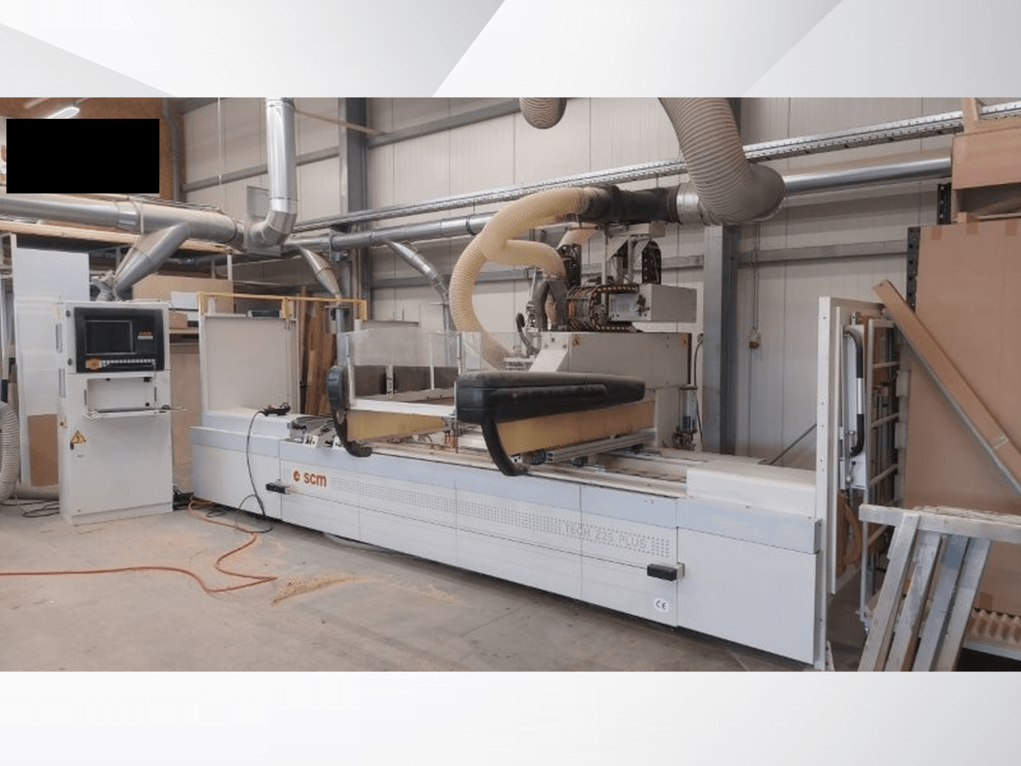 CNC-käsittelykeskus SCM TECH Z25 PLUS H-R4 työpajassa, edestä näkyy ohjauspaneeli ja pölynpoistojärjestelmä.