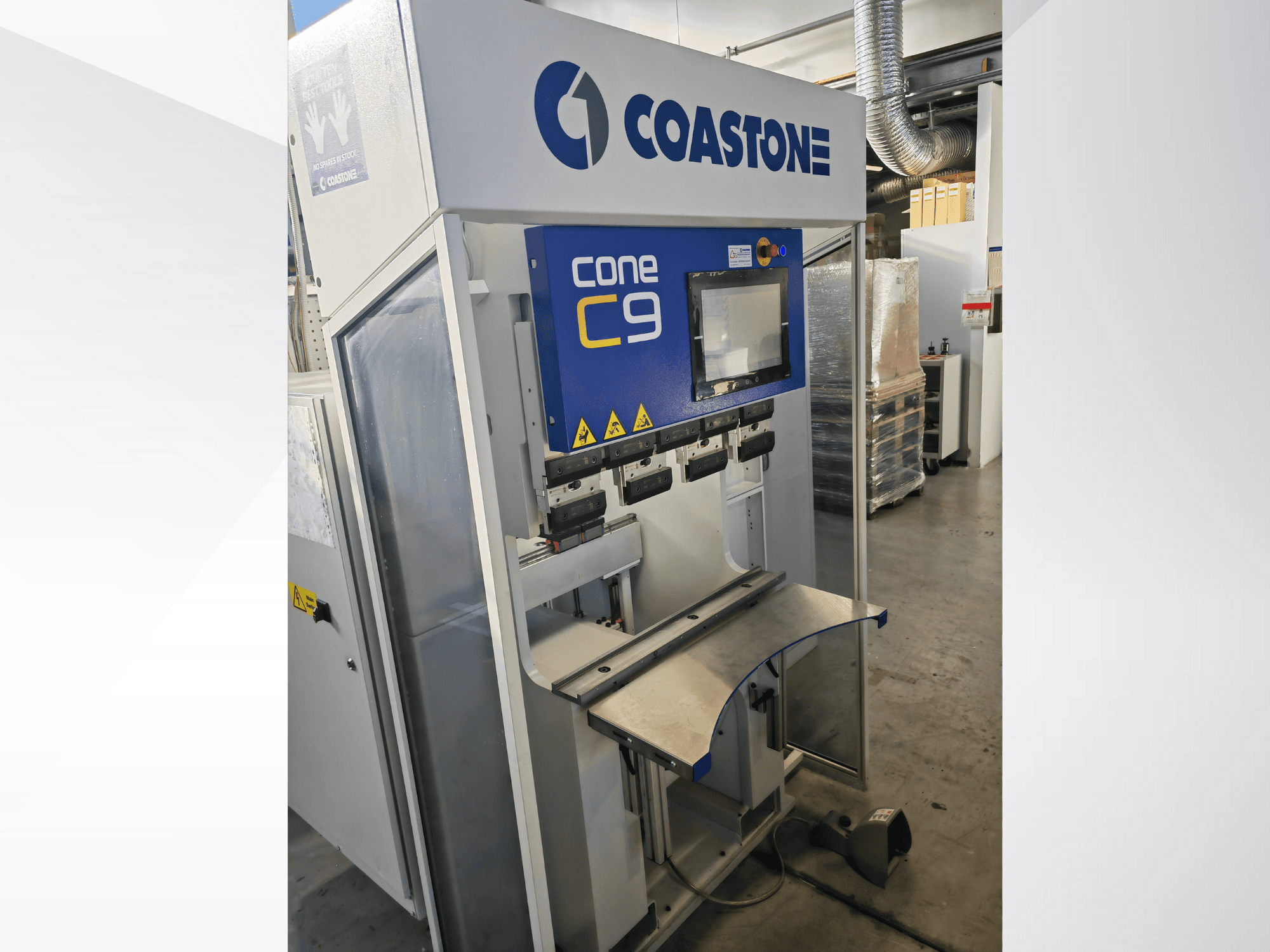 Coastone Cone C9 -kone etukuvasta, jossa on ohjauspaneeli ja ruostumattomasta teräksestä valmistettu työtaso.