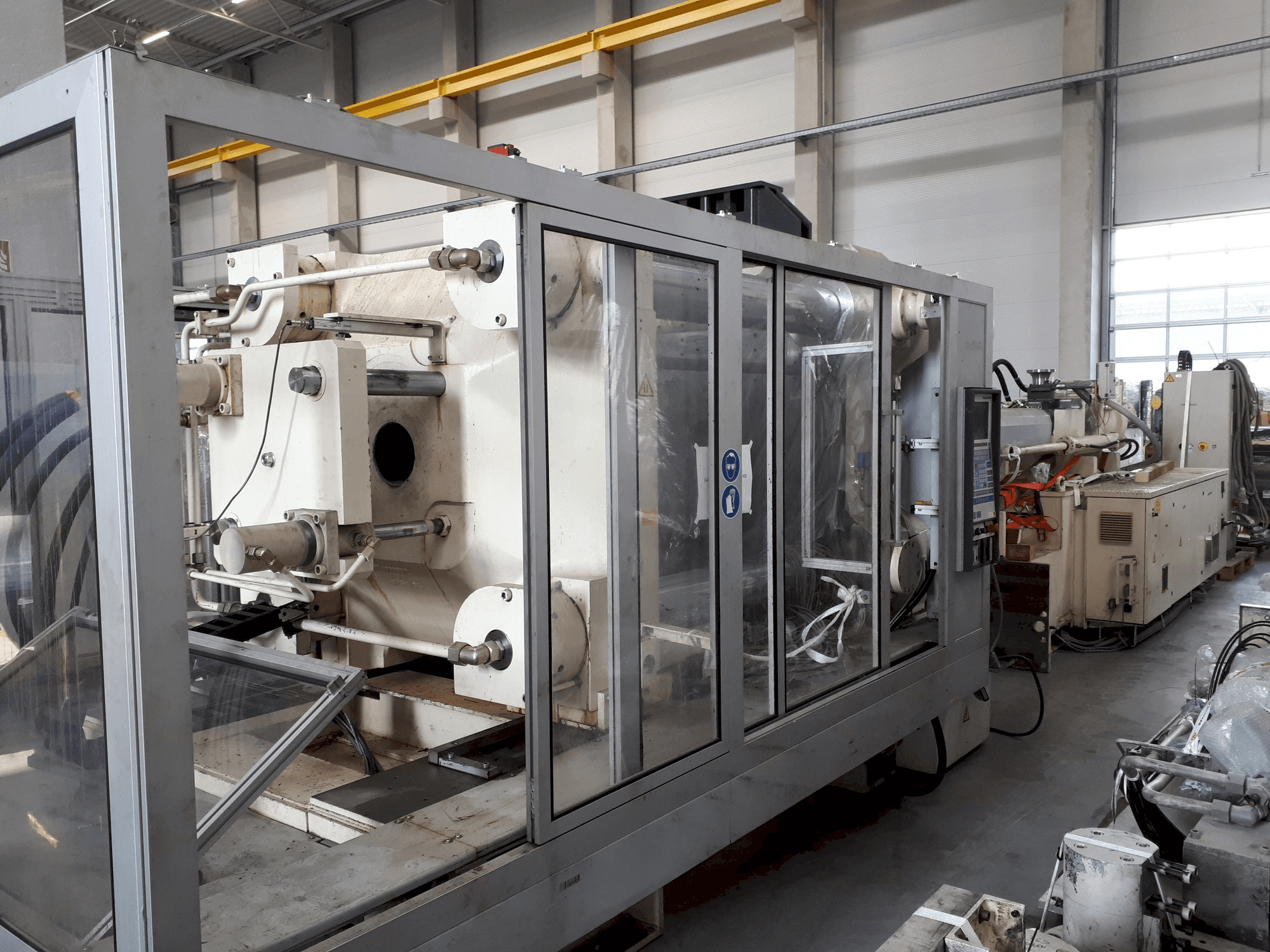 Koneen Krauss Maffei 650-2700 C1 etunäkymä