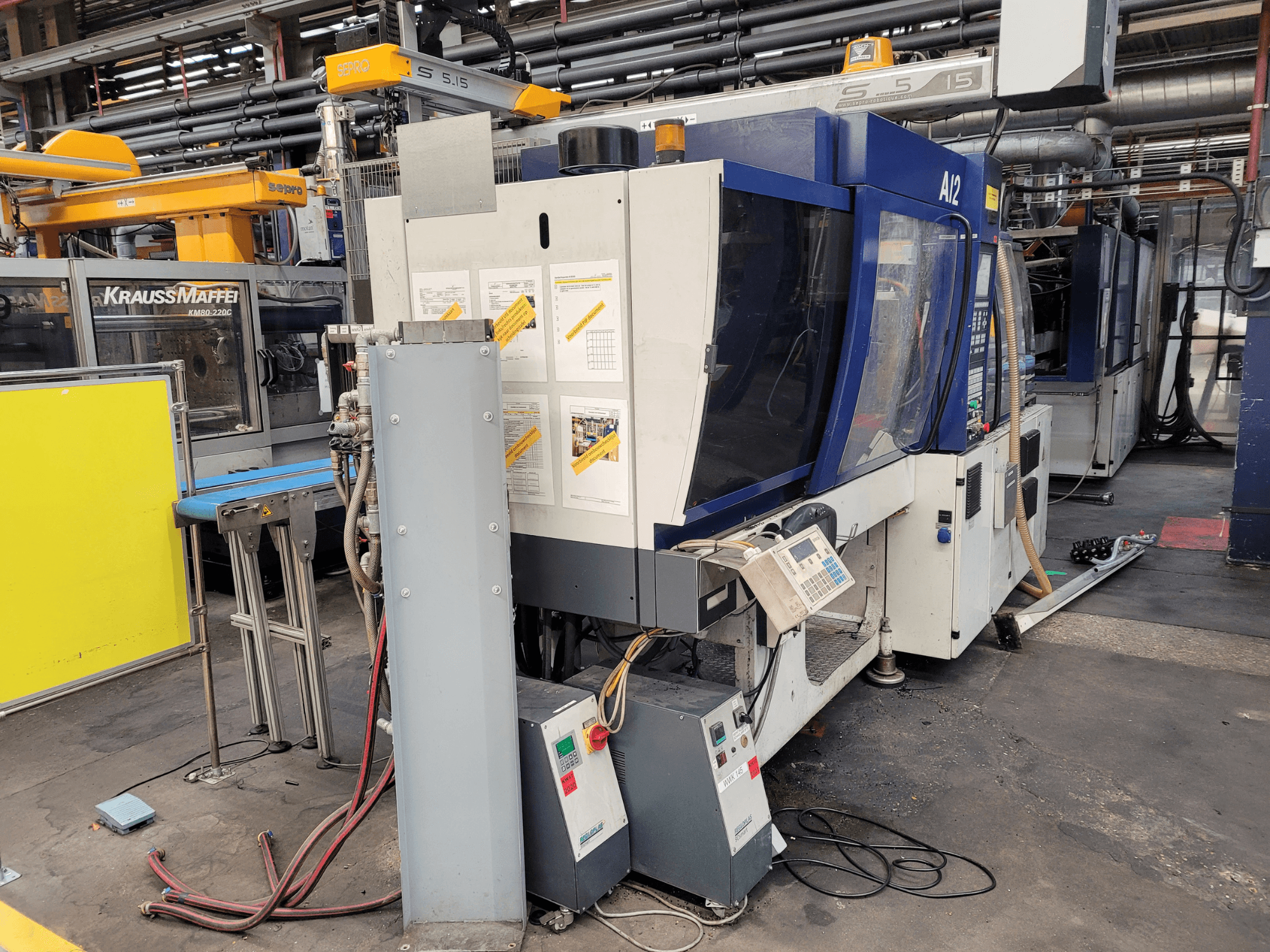 KraussMaffein ruiskuvalukone malli KM80-232G, etukuva, jossa on ohjauspaneeli ja käyttöosat.