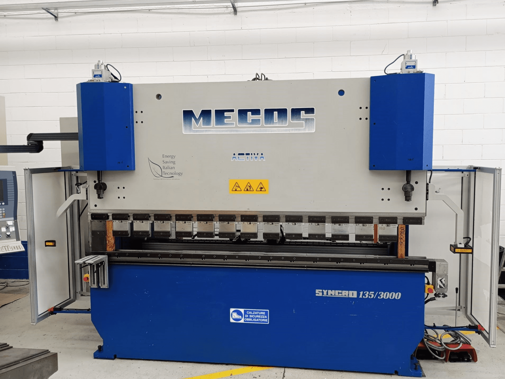 MECOS SYNCRO 135/3000 -puristimen etukuva, jossa esitellään hallintalaitteet, taivutustyökalut ja turvallisuusominaisuudet.