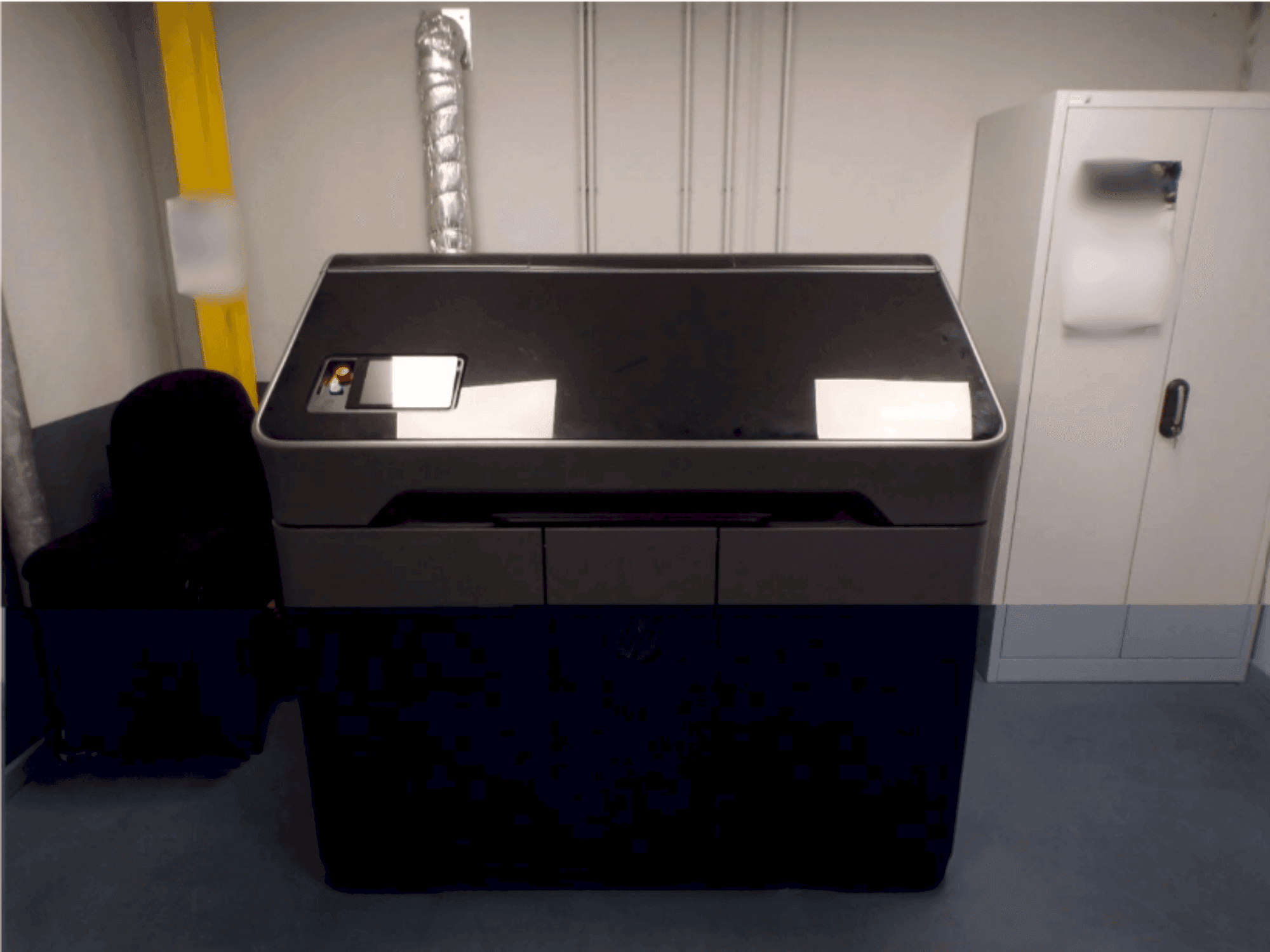 Koneen HP Jet Fusion MJF 580 color etunäkymä
