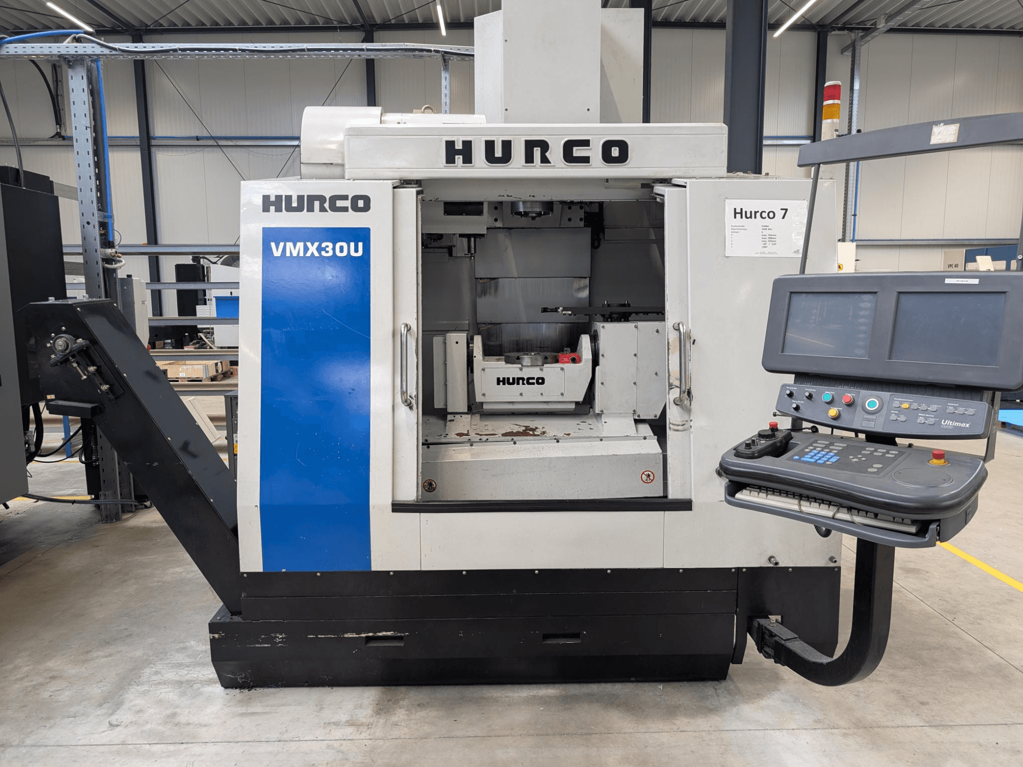 Hurco VMX30U CNC-kone etukuvassa ohjauspaneelin kanssa; tilava sisätila ja tarkka ohjausliittymä.