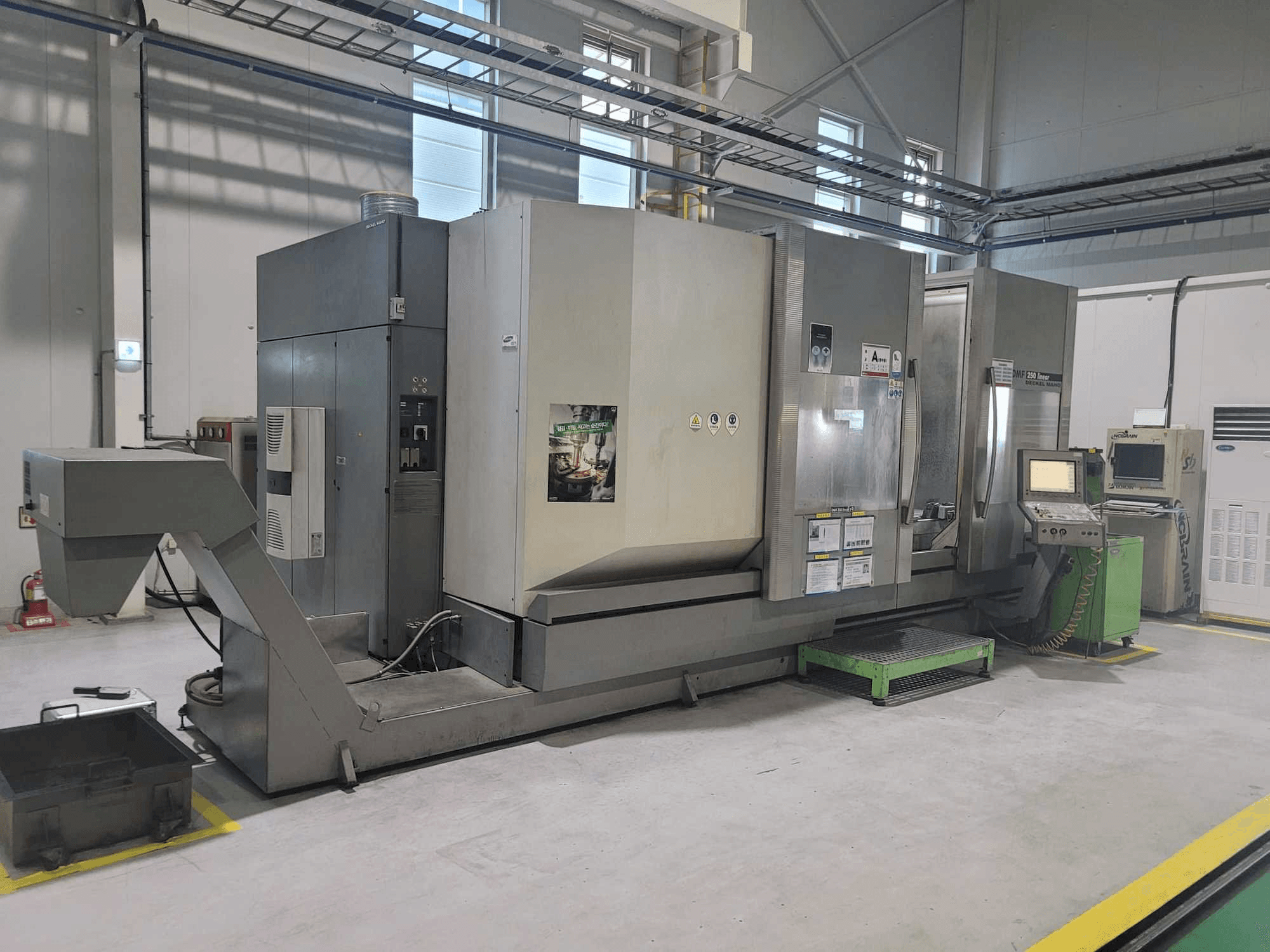 Koneen DECKEL MAHO DMF 250 linear vasemman sivun näkymä