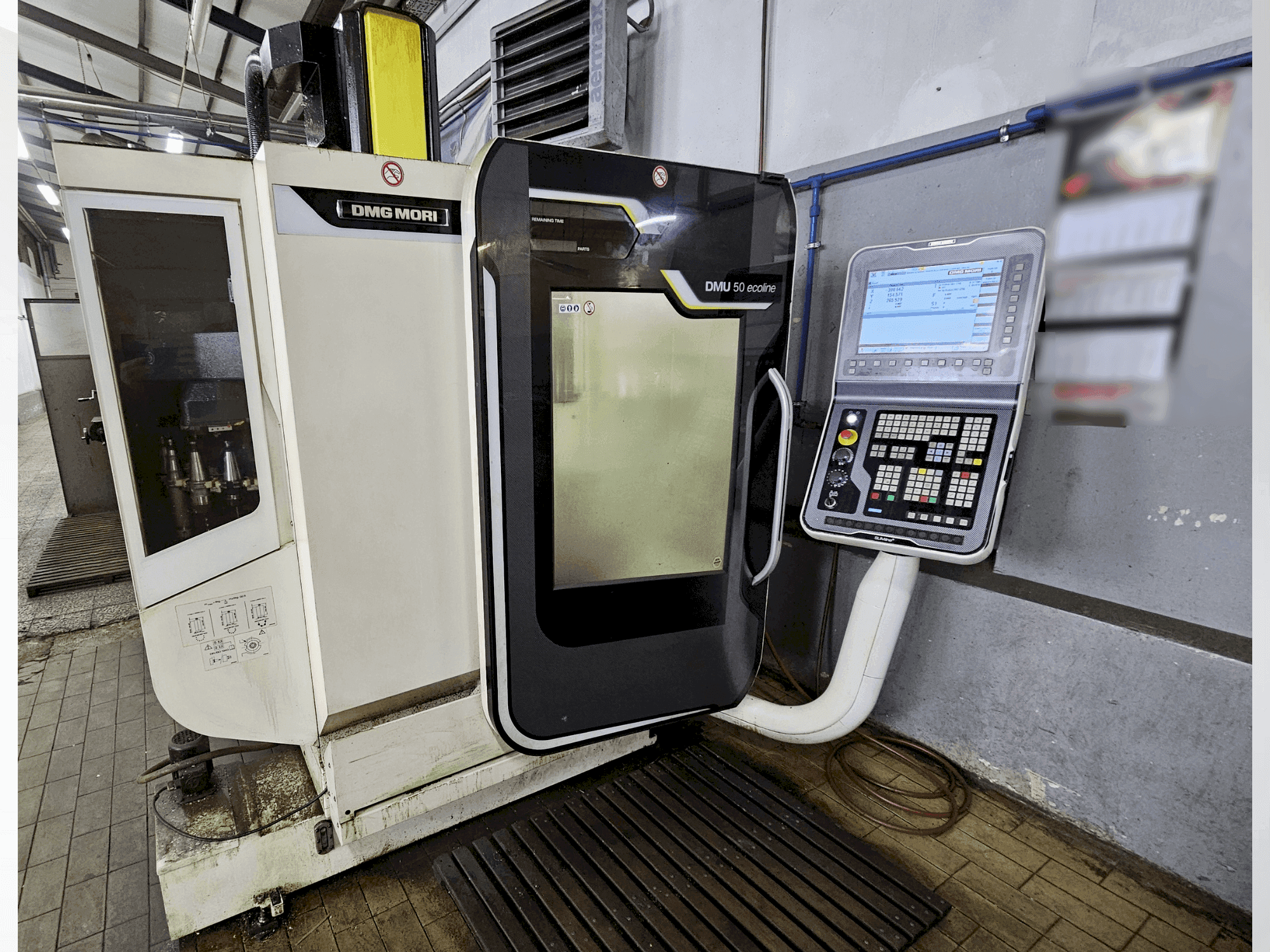 Koneen DMG MORI DMU 50 ecoline etunäkymä